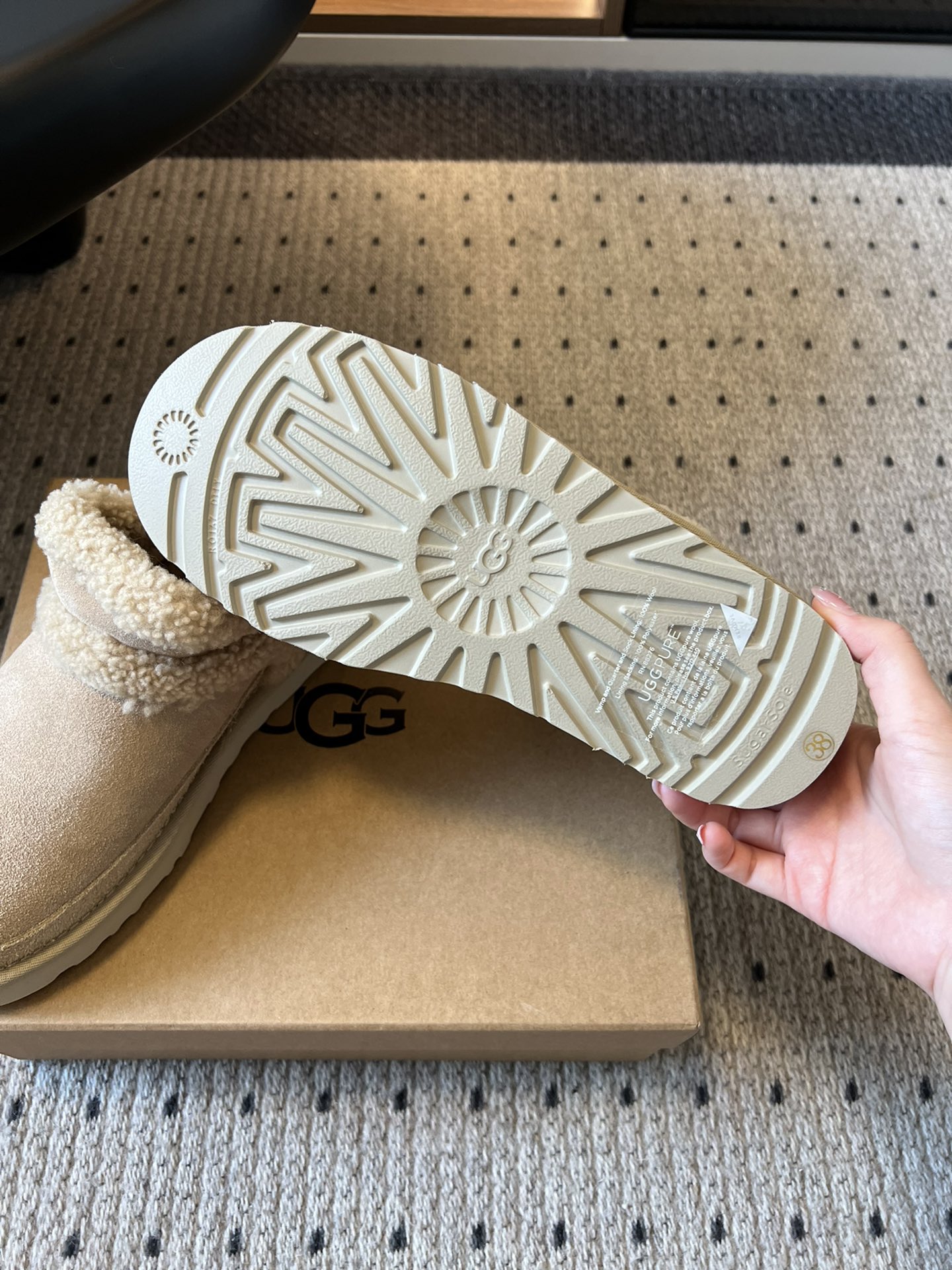 UG*秋冬厚底纯色切尔西加毛短靴采用反绒皮面料，触感柔软且自带复古质感，鞋面的弹性针织袜口设计，既提升了