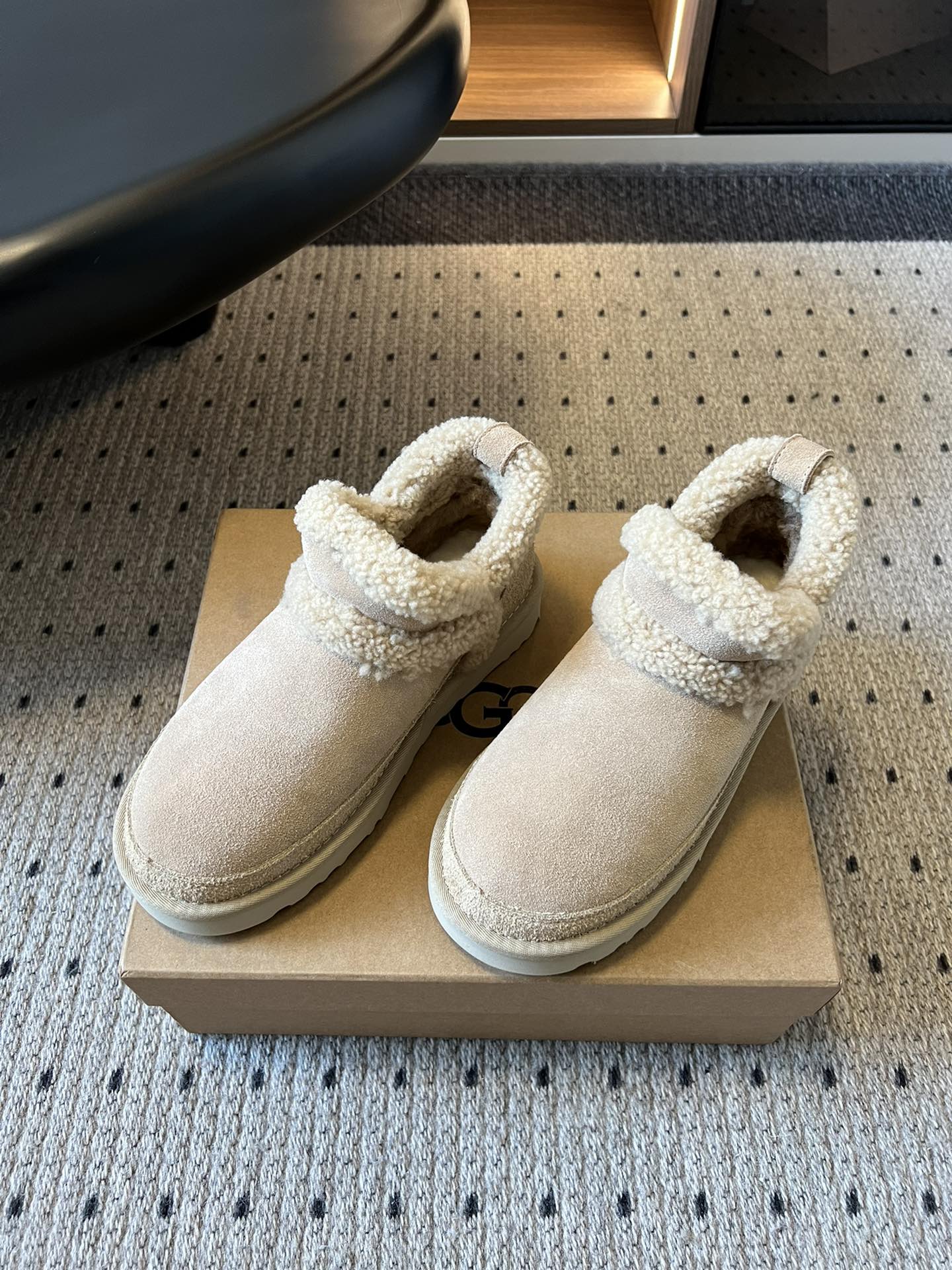 UG*秋冬厚底纯色切尔西加毛短靴采用反绒皮面料，触感柔软且自带复古质感，鞋面的弹性针织袜口设计，既提升了