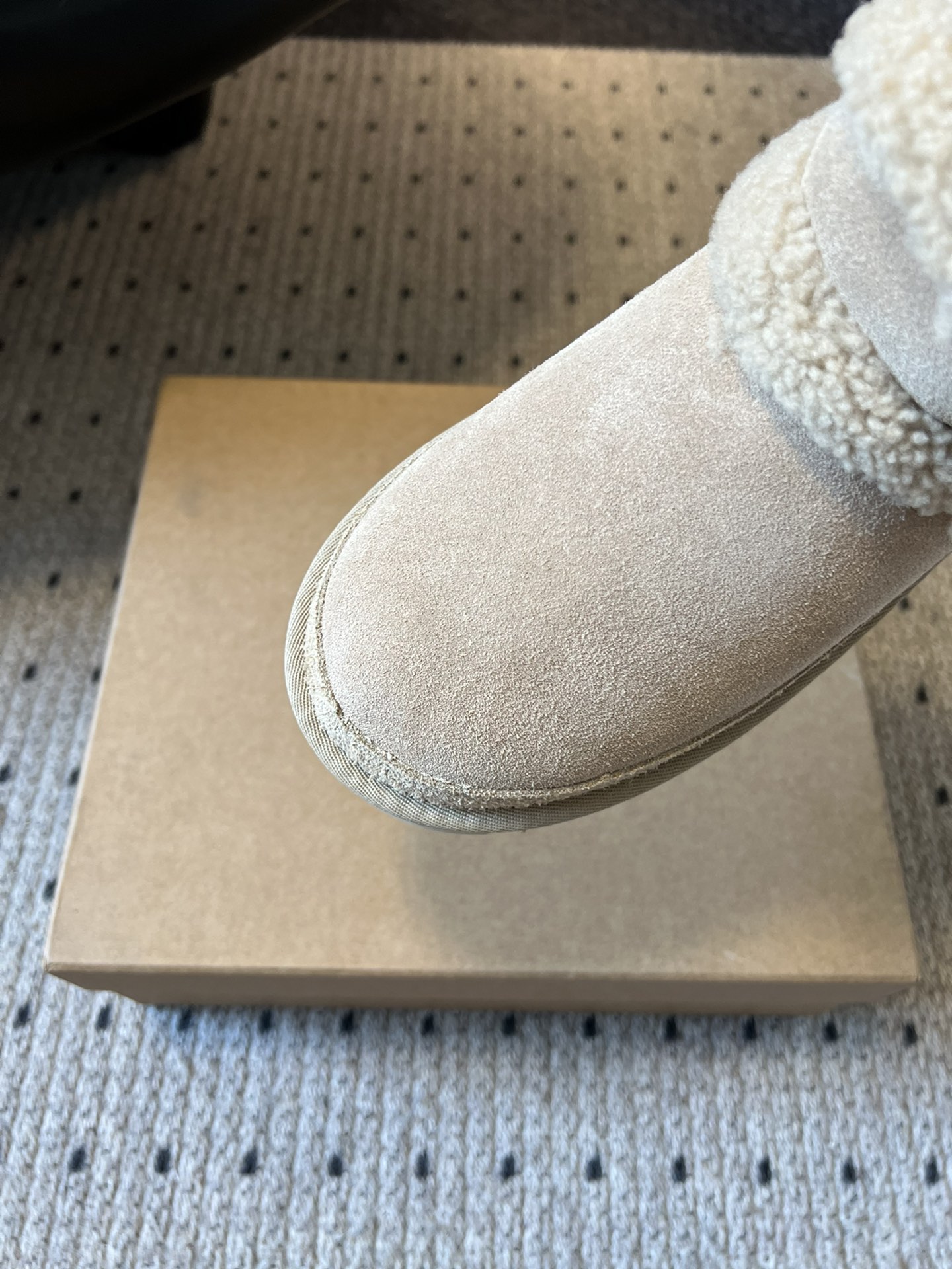 UG*秋冬厚底纯色切尔西加毛短靴采用反绒皮面料，触感柔软且自带复古质感，鞋面的弹性针织袜口设计，既提升了