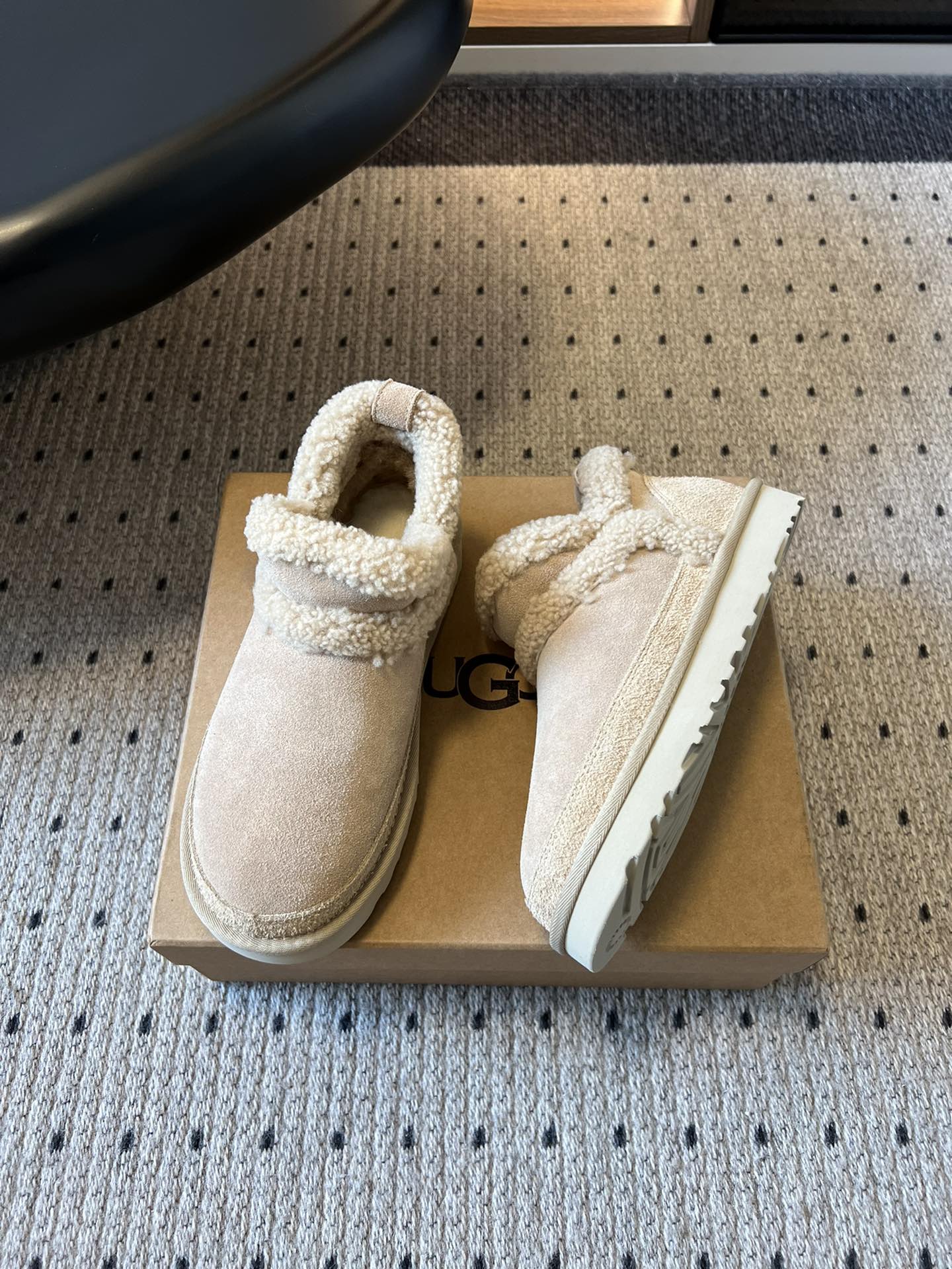 UG*秋冬厚底纯色切尔西加毛短靴采用反绒皮面料，触感柔软且自带复古质感，鞋面的弹性针织袜口设计，既提升了