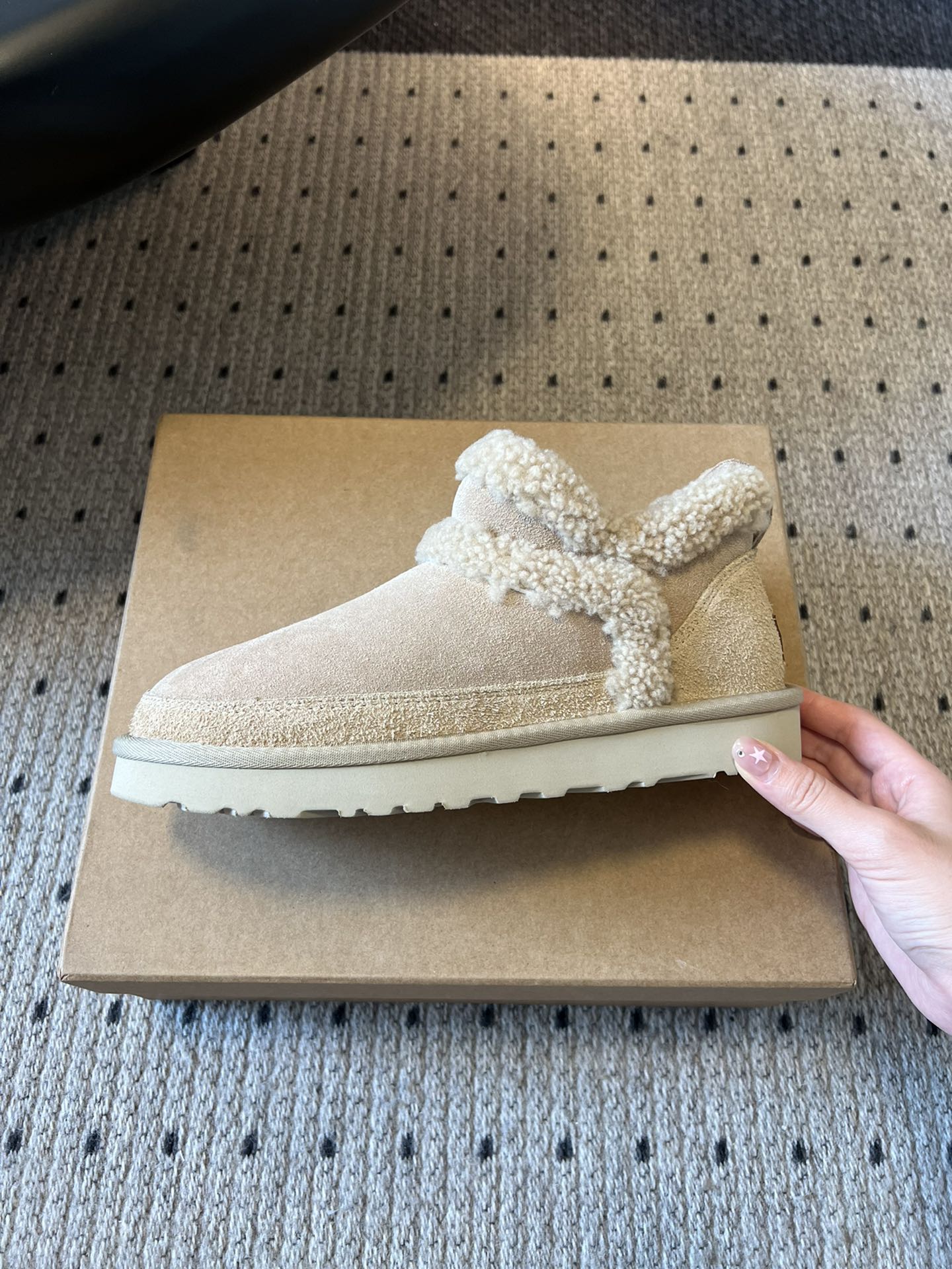 UG*秋冬厚底纯色切尔西加毛短靴采用反绒皮面料，触感柔软且自带复古质感，鞋面的弹性针织袜口设计，既提升了