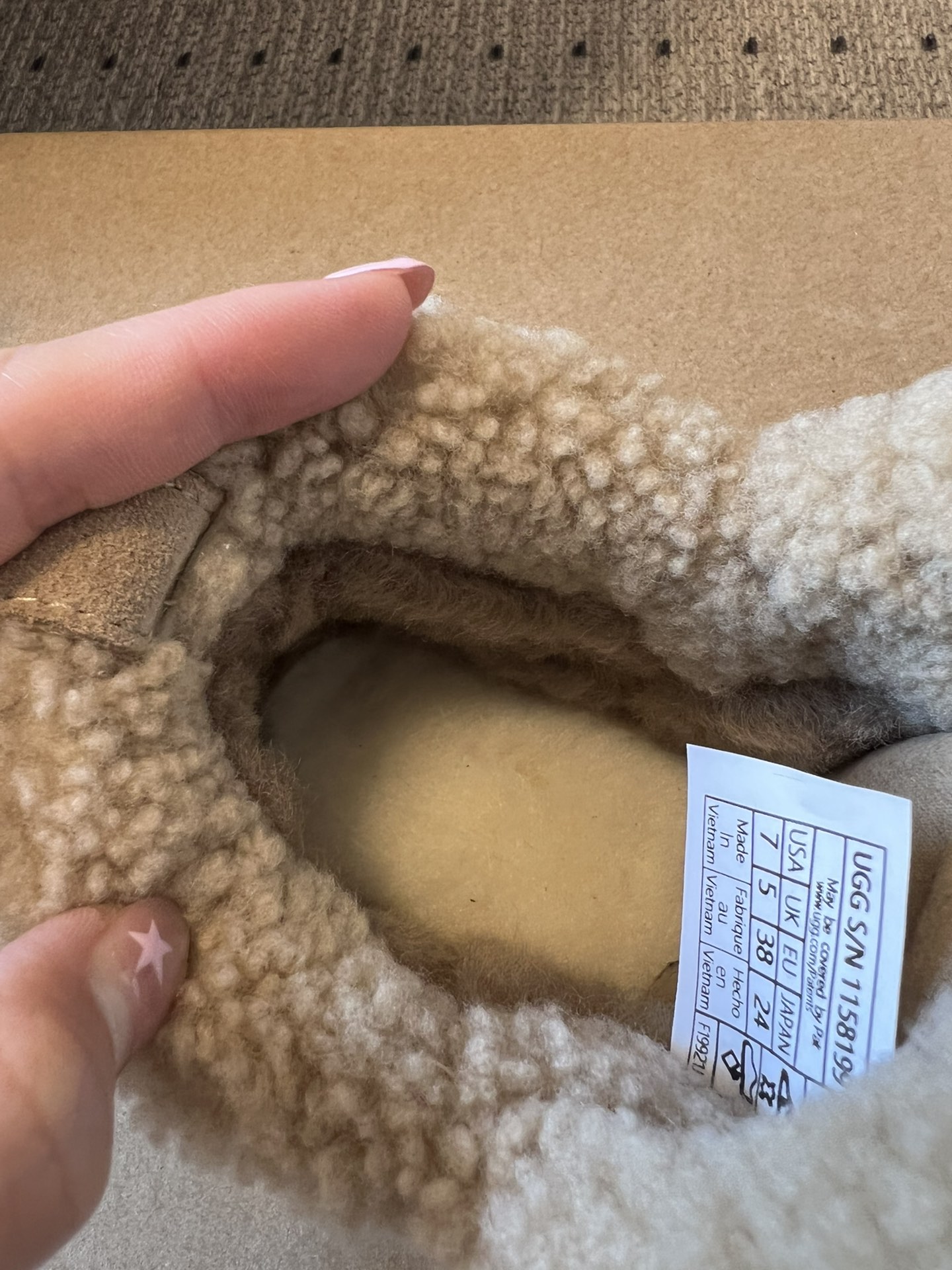 UG*秋冬厚底纯色切尔西加毛短靴采用反绒皮面料，触感柔软且自带复古质感，鞋面的弹性针织袜口设计，既提升了