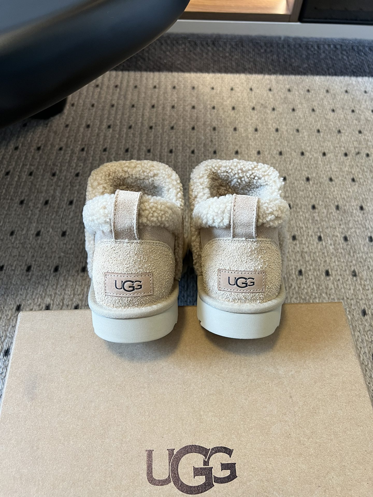 UG*秋冬厚底纯色切尔西加毛短靴采用反绒皮面料，触感柔软且自带复古质感，鞋面的弹性针织袜口设计，既提升了