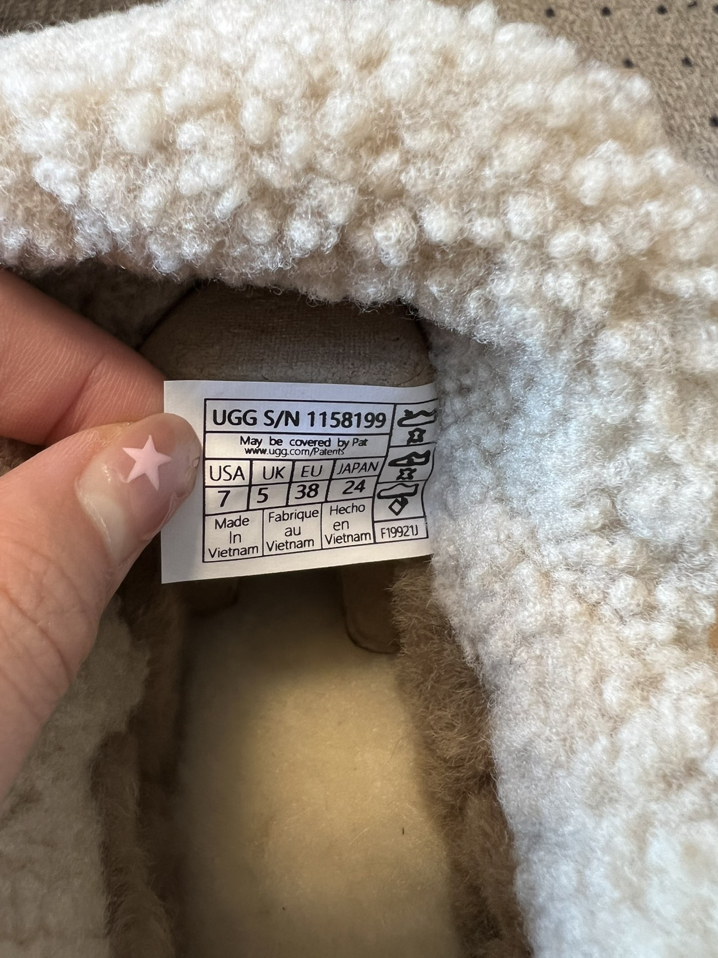 UG*秋冬厚底纯色切尔西加毛短靴采用反绒皮面料，触感柔软且自带复古质感，鞋面的弹性针织袜口设计，既提升了