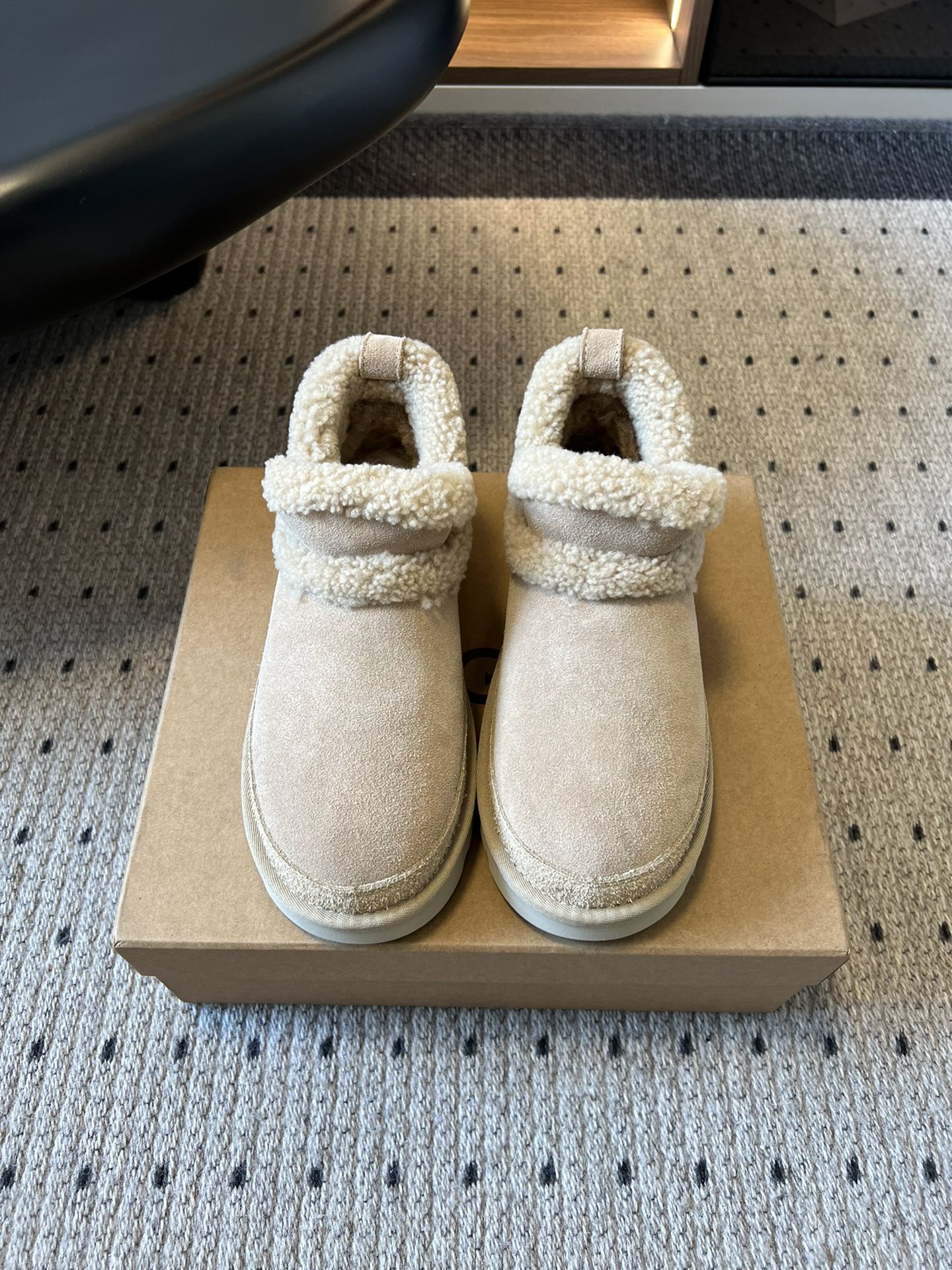 NO:593458,UG* autumn and winter thick-soled solid-color Chelsea furry short boots are made of suede fabric, which is soft to the touch and has a retro texture. The elastic knitted sock design on the upper not only improves the convenience of putting on and taking off, but also adds a casual and casual atmosphere. The thick-soled platform shoes not only increase the height invisibly, but also enhance the overall retro trend through the thick soles; the interior is likely to be filled with thermal materials, taking into account both fashion and warmth.  Pair with straight jeans, rolled up to expose the sock cuffs for a more layered look, or sports leggings, and choose an oversize sweatshirt or knitted cardigan as a top to create a comfortable and fashionable daily look. The upper is made of high mercerized cow velvet, and the lining is Longfeng A-grade fur. The outsole is EVA foam, size 35-40, fur shoes, versace, boots, hoodie, sweatshirts, jeans.19860909UG*秋冬厚底纯色切尔西加毛短靴 采用反绒皮面料,触感柔软且自带复古质感,鞋面的弹性针织袜口设计,既提升了穿脱便利性,又增添了几分休闲随性的氛围.厚底松糕鞋型,不仅能隐形增高,还通过厚实的鞋底增强了整体的复古潮流感；内里大概率填充保暖材质,兼顾时尚与保暖性. 搭配直筒牛仔裤,卷边露出袜口更显层次,或运动束脚裤,上衣选择oversize卫衣、针织开衫,打造舒适又时髦的日常造型. 鞋面高丝光牛绒 内里隆丰A级皮毛一体 大底EVA发泡大底 size35-40码,毛毛鞋,versace,boots,hoodie,sweatshirts,jeans,Women's Shoes