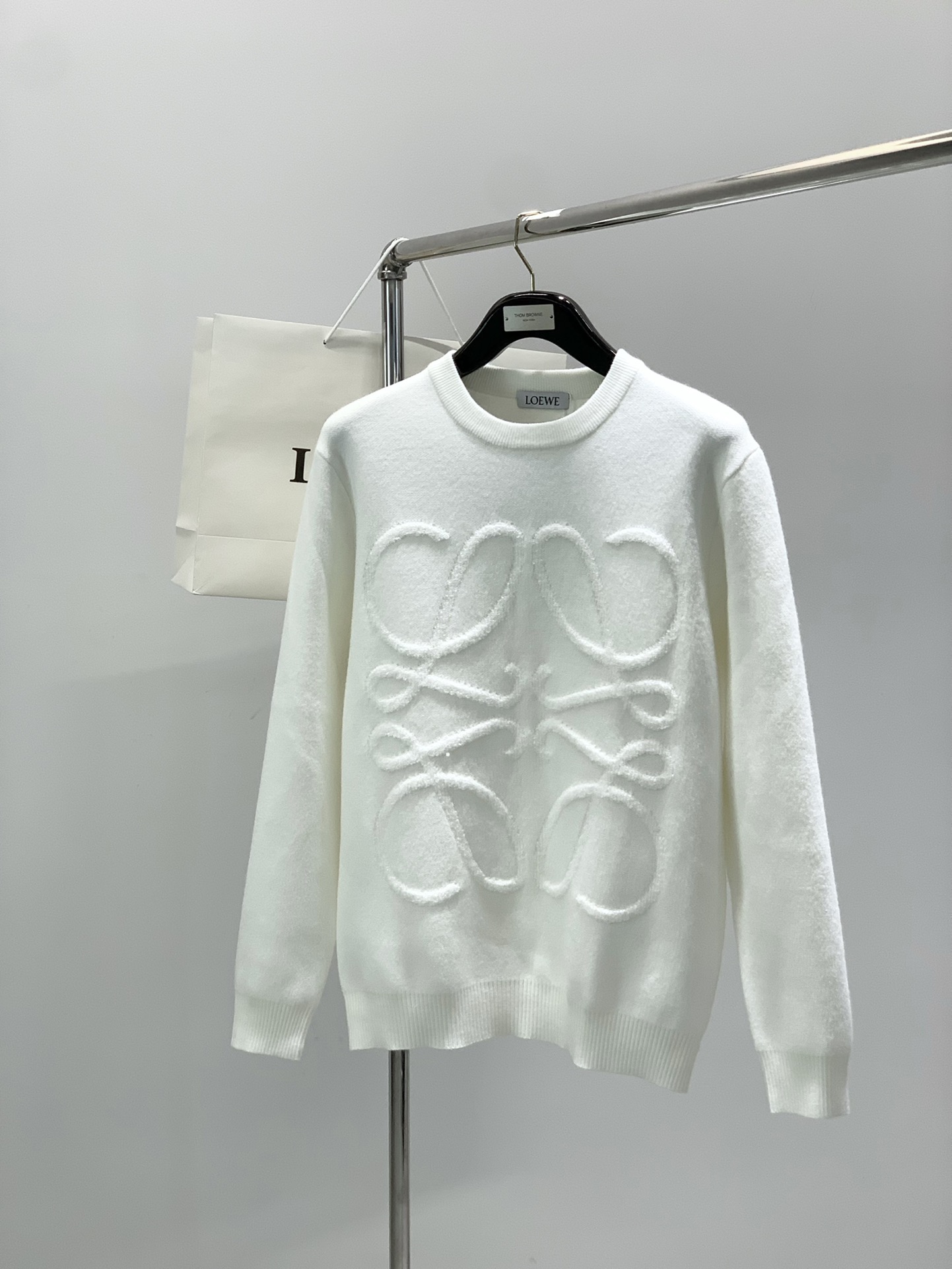 NO:711799,But after the new year, Loewe, the latest model for autumn and winter 2025, is available at the counter at the same time. The original order is very good, fashionable and casual round neck long-sleeved knitted sweater, the upper body is very unique!  Eye-catching and bright, imported original fabrics, top knitting craftsmanship letter pattern decoration Logo, simple yet fashionable, classic atmosphere, comfortable and breathable, handsome and stylish upper body, 2 colors recommended, size M-3XL,, loewe, loewe, sweaters,19860909可年后 ,Loewe 罗意威,2025秋冬最新款,专柜同步有售,原单狠货,时尚休闲圆领长袖针织毛衣,上身很有特点！吸睛而有亮点,进口原版面料,顶级针织工艺字母图案装饰Logo,简单而不失时尚,经典大气,舒适透气,上身帅气有型,2色推荐,码数M-3XL,,loewe,loewe,sweaters,,Men's clothing