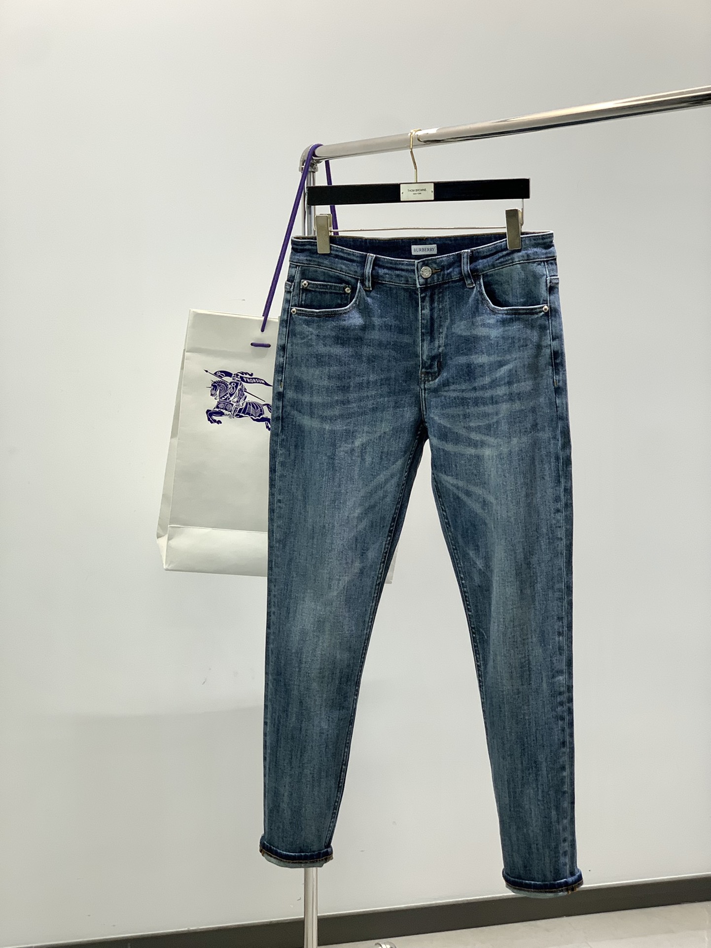 NO:599778,, Burberry, 2025 autumn latest products, available at counters simultaneously, original goods, fashionable and casual washed jeans, imported original fabrics, comfortable and breathable upper body, top embroidery crafts letter pattern logo, original hardware accessories decoration, extremely high grade, comfortable and versatile, handsome upper body, code number 29-38,, burberry, burberry, jeans, alexander wang19860909,Burberry 巴宝莉,2025秋季最新品,专柜同步有售,原单狠货,时尚休闲水洗牛仔裤,进口原版面料,上身舒适透气,顶级刺绣工艺字母图案logo,原版五金辅料装饰,档次极高,舒适百搭,上身帅气十足,码数29-38,,burberry,burberry,jeans,alexander wang,Men's clothing