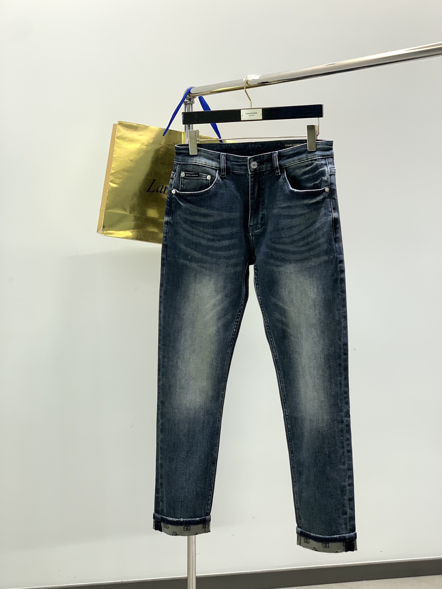 NO:599784,,DOLCE&GABBANA  Dolce & Gabbana, 2025 autumn latest product, available at official website counters simultaneously, original order, super stylish jeans, customized original washed denim fabric, top-notch printing technology letter pattern logo, original hardware accessories decoration, unique design style, extremely  One of the best jeans, the materials and craftsmanship are extremely luxurious and exquisite, the grade is very high, the upper body is handsome and stylish, the size is 29-38,,Dolce&Gabbana,Dolce&Gabbana,jeans,alexander  wang19860909,DOLCE&GABBANA 杜嘉班纳,2025秋季最新品,官网专柜同步有售,原单狠货,超级有范儿的一款牛仔裤,定制原版水洗牛仔面料,顶级印花工艺字母图案logo,原版五金辅料装饰,独特设计风格,极为翘楚的一款牛仔裤,用料与工艺都极致奢华精湛,档次极高,上身帅气有型,码数29-38,,Dolce&Gabbana,Dolce&Gabbana,jeans,alexander wang,Men's clothing