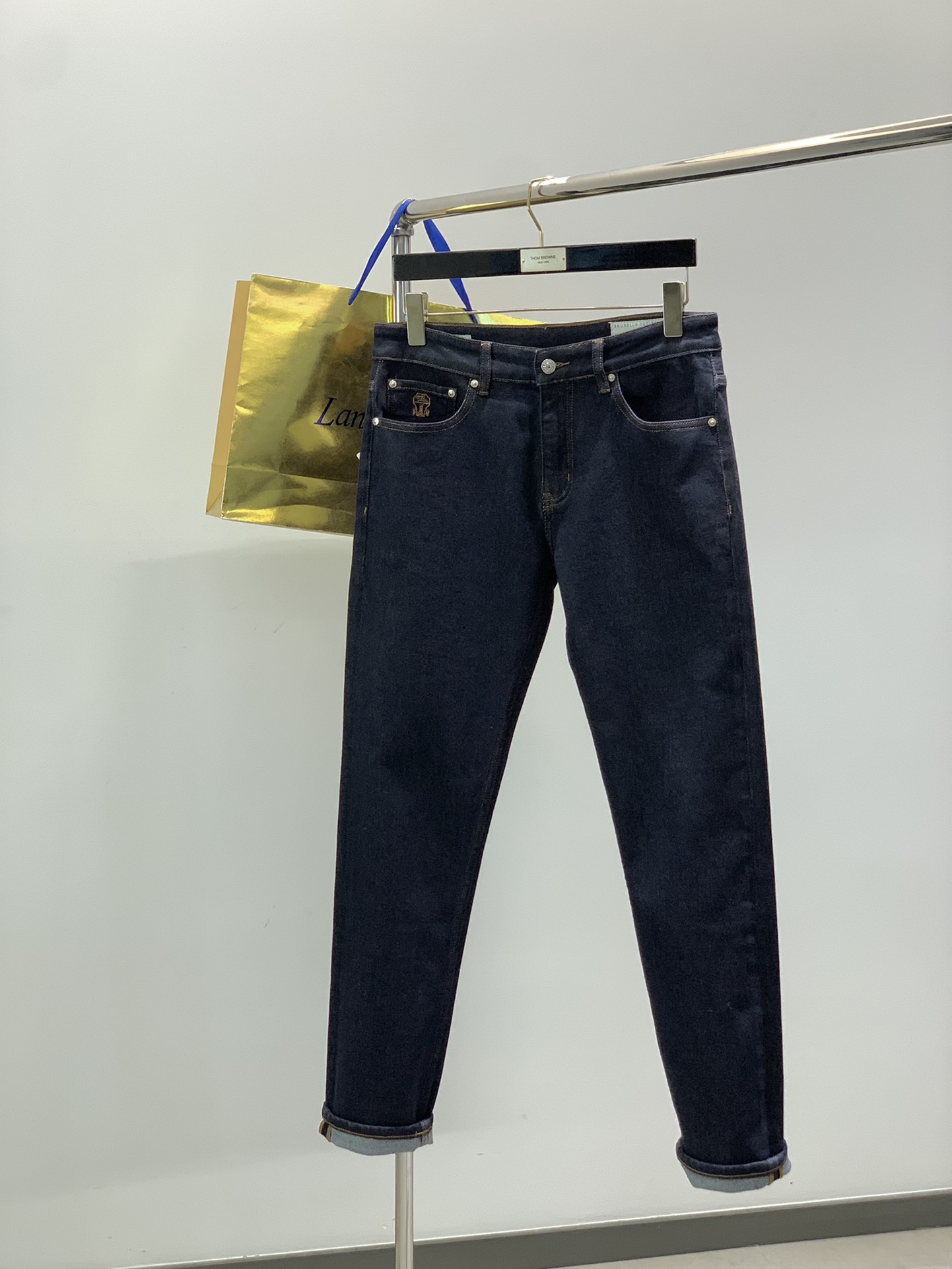 NO:599789,, Italian Divine Lion, fashion brand, 2025 new autumn products, fashionable and casual washed jeans, available at the counter simultaneously, original goods, using imported original fabrics, unique design, elegant and advanced color matching, remarkable interior details, exquisite embroidery crafts letter pattern logo, original hardware accessories decoration, extremely high grade, comfortable and breathable, handsome upper body, code number 29-38,,jeans,alexander wang19860909,意大利神狮,时尚品牌,2025秋季新品,时尚休闲水洗牛仔裤,专柜同步有售,原单狠货,采用进口原版面料,独特设计,配色高雅高级,内里细节可圈可点,精致刺绣工艺字母图案logo,原版五金辅料装饰,档次极高,舒适透气,上身帅气,码数29-38,,jeans,alexander wang,Men's clothing