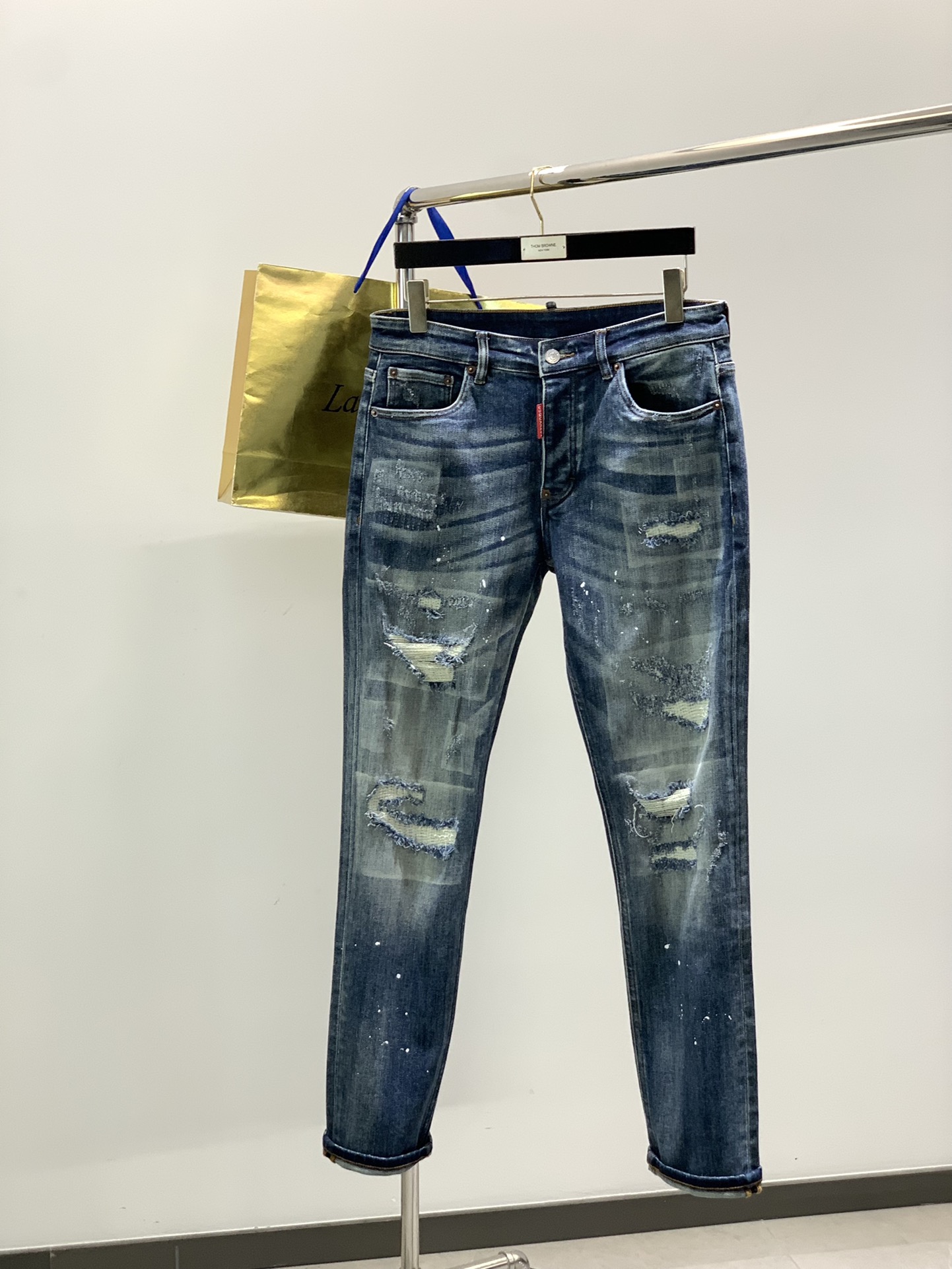 NO:599788,, DSQUARED2, 2025SS autumn latest product, available at counters simultaneously, original order, original washed casual denim shorts, unique fashionable hole design, super positive y version, top jacquard craft letter pattern decorative logo, original hardware accessories decoration, full of vitality, counter quality, super handsome upper body, code number 29-38,, shorts, alexander wang19860909,DSQUARED2 D二次方,2025SS秋季最新品,专柜同步有售,原单狠货,原版水洗休闲牛仔短裤,独特时尚破洞设计,y版型超正,顶级提花工艺字母图案装饰logo,原版五金辅料装饰,活力十足,专柜品质,上身超帅气,码数29-38,,shorts,alexander wang,Men's clothing