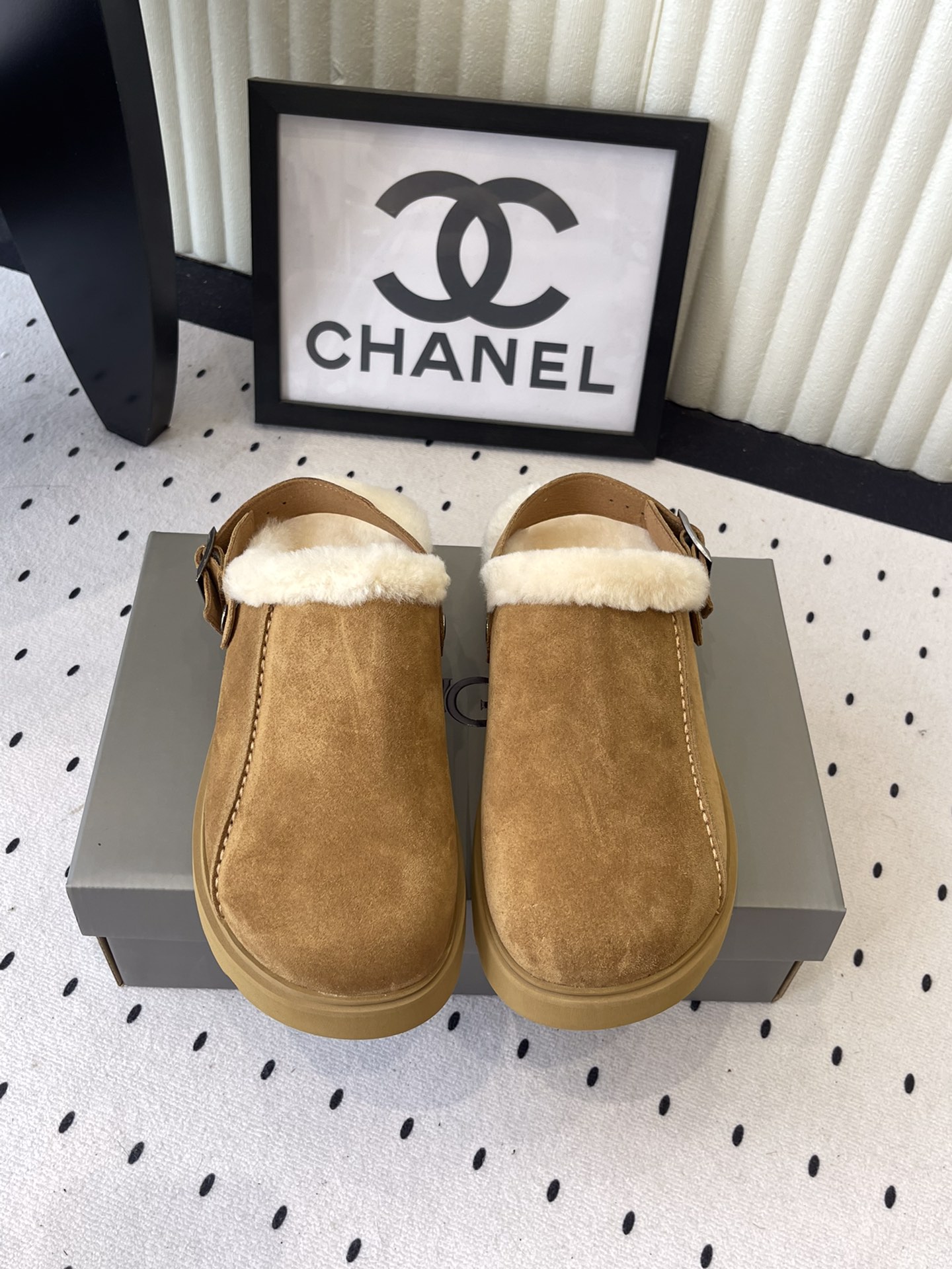 NO:560786,UGG wool mules, as a product of UGG, continue the brand's high quality in the field of plush footwear, fine craftsmanship, comfortable wearing experience, and both fashion and practicality. The shoes are mules style, with a heel strap design, and the strap is decorated with a metal buckle, which not only enhances the fixation of the shoe, but also adds a sense of detail; the toe is a rounded toe design, and the overall style is casual yet refined.  The style is easy to put on and take off, and is highly matchable. It can be combined with casual pants, dresses, woolen skirts and other styles of clothing to easily create a casual, retro or sweet style. Cow suede upper, wool lining, EVA foam outsole, Size 35-40, semi-furry shoes, skirts19860909UGG羊毛穆勒鞋 作为UGG的产品,延续了品牌在毛绒鞋类领域的高品质,工艺精细,穿着体验舒适,兼具时尚与实用性.鞋型为穆勒鞋款式,带有后跟绊带设计,绊带上配有金属扣装饰,既增强了鞋子的固定性,又增添了细节感；鞋头是圆润的包头设计,整体风格休闲又不失精致. 款式穿脱方便,搭配性极强,可与休闲裤、连衣裙、毛呢裙等多种风格的服饰组合,轻松打造出随性、复古或甜美的穿搭风格. 鞋面牛反绒 内里羊毛 大底EVA发泡大底 Size35-40,半拖毛毛鞋,skirts,Women's Shoes