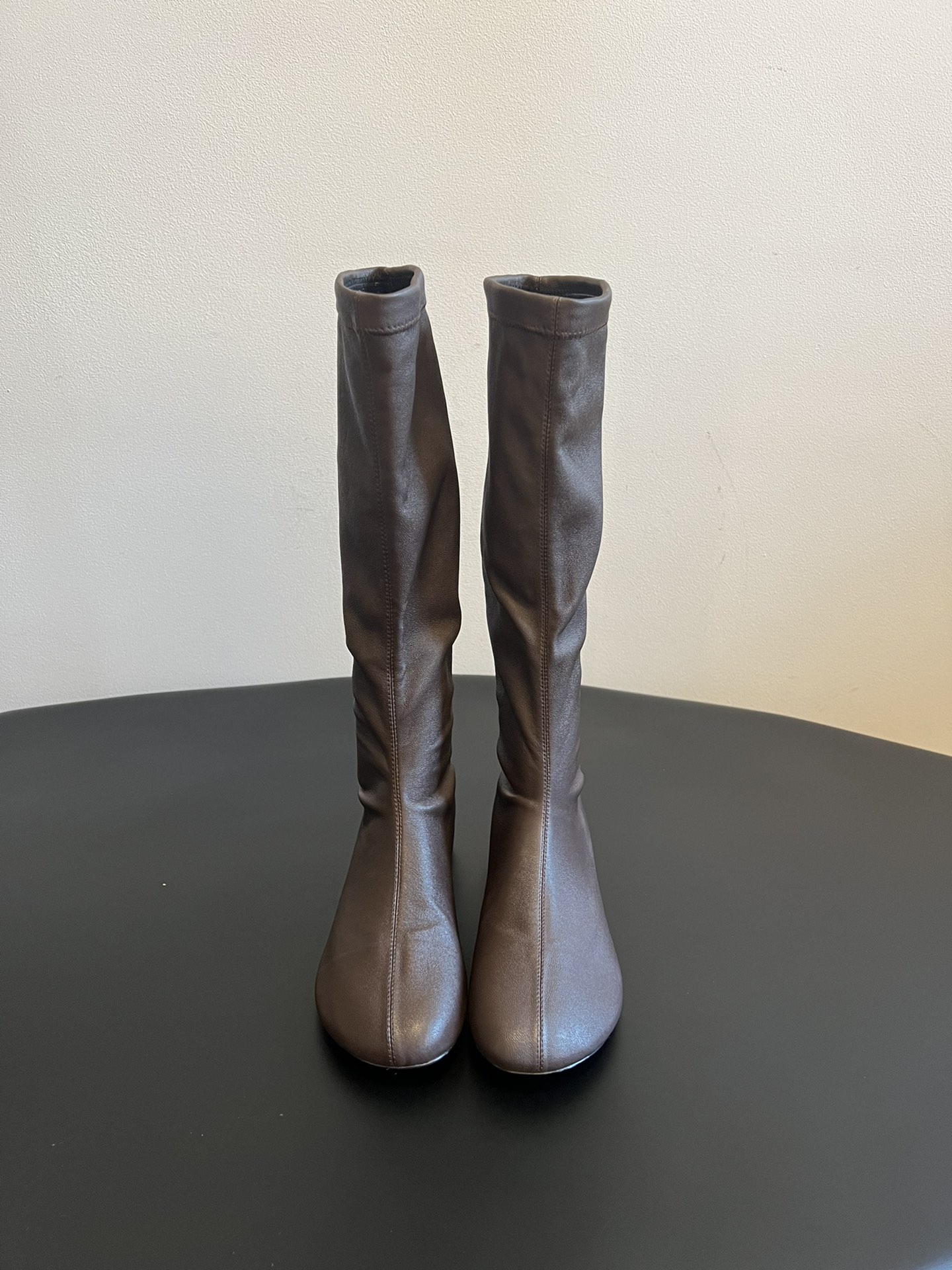 NO:561547,Silk leather Carve* simple-style stretch boots are made of high-elastic fabric, which fits the leg lines and can modify the shape of the legs. The shoe shape is slender, with a simple round toe design, minimalist and modern style. The long tube length is adaptable to the thickness of the calf and will not be excessively tight or loose.  Pair it with loose sweatshirts and oversize sweaters to create a balance of 'wide at the top and tight at the bottom', casual and casual. Simple shirts, slim-fitting sweaters, and short suit jackets enhance your smart temperament. Pleated skirts or leather shorts expose part of the leg skin, adding a retro sweet and cool feel. Silk cloth upper/elastic sheepskin lining Sheepskin lining Outsole Italian leather outsole   size35-41,boots,versace,boots,hoodie,sweatshirts,skirts,shorts,jackets & coats,sweaters,shirts,business suit,cowhide,sheepskin,real silk,Leather soles19860909真丝 牛皮 Carve* 简约风弹力长筒靴 采用高弹力面料,贴合腿部线条,能修饰腿型；鞋型偏修长,鞋头为简约的小圆头设计,风格极简现代.长筒长度,对小腿粗细的适配性强,不会过度紧绷或松垮. 搭配宽松的卫衣、oversize毛衣,打造“上宽下紧”的平衡感,休闲又随性.简约衬衫、修身针织衫,外搭短款西装外套,提升干练气质.百褶短裙,或皮质短裤,露出部分腿部肌肤,增加复古甜酷感. 鞋面真丝布/弹力羊皮 内里羊皮里 大底意大利真皮大底 size35-41码,靴子,versace,boots,hoodie,sweatshirts,skirts,shorts,jackets & coats,sweaters,shirts,business suit,cowhide,sheepskin,real silk,Leather soles,Women's Shoes