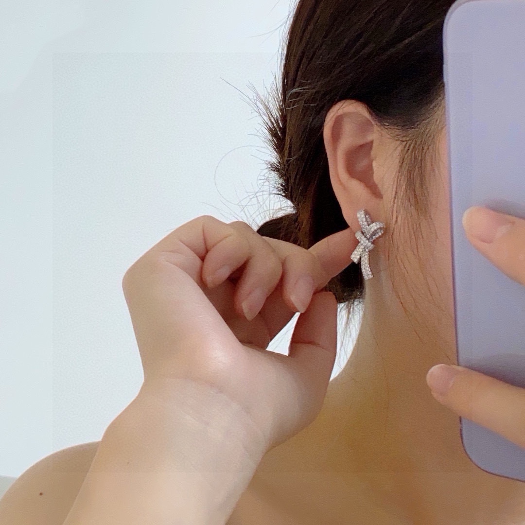 NO:558314,Xiaohongshu recommends new earrings Chanel Chanel full diamond bow earrings ▲ very beautiful, the same brass material as the counter is very simple and elegant without losing the femininity, suitable for daily parties and various occasions, helping you save thousands of dollars in minutes, fine jewelry, chanel, chanel, earrings19860909小红书推荐新款耳钉Chanel 香奈儿满钻蝴蝶结耳环▲非常漂亮 专柜一致黄铜材质非常非常简洁大方不失小女人气质,日常晚会各种场合适用来,分分钟帮你们节省数千大洋,饰品精品,chanel,chanel,earrings,Jewelry