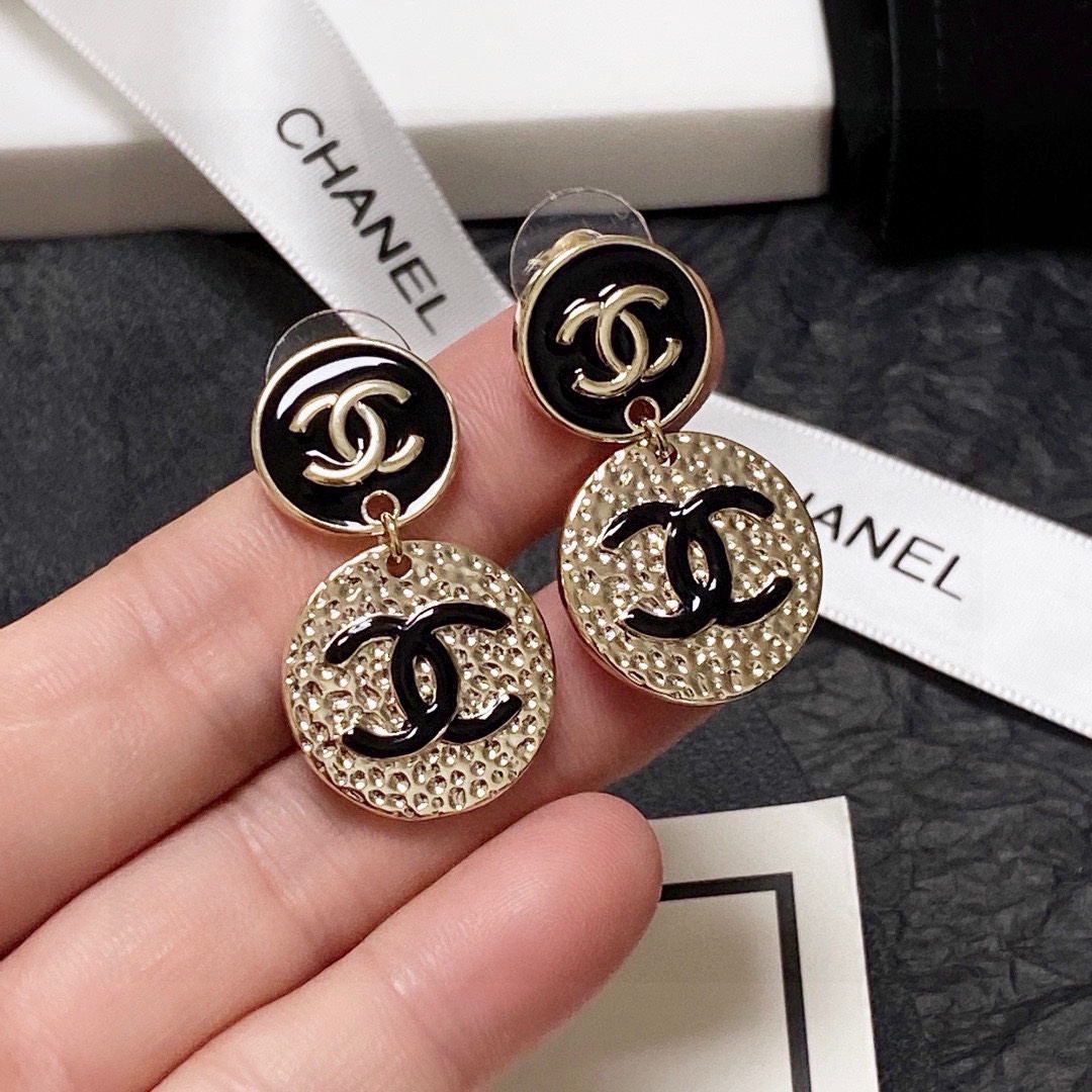 NO:558322,Chanel Xiaoxiang simple style earrings. These earrings are really beautiful. The design looks simple, but the wearing effect is so good. Even the ones with small earlobes like mine are okzp. The upper ear is made of brass and is super elegant. Boutique jewelry, chanel, earrings19860909Chanel 小香简约风格耳钉这款耳环真的超级美看着设计简单但是佩戴效果好看到爆就连我这种小耳垂的也很okzp黄铜材质 上耳超气质优雅,饰品精品,chanel,earrings,Jewelry