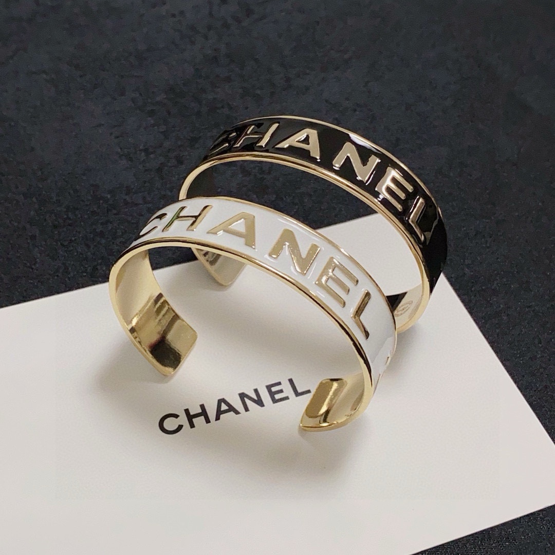 NO:558333,Xiaohongshu recommends the popular Xiaoxiang new c letter black and white open bracelet Chanel Chanel high-quality color bracelet super heavy bling bling, the color matching is very good and high-end, the goddess has a high-end temperament, the stainless steel material is not allergic and does not fade. One-to-one exquisite craftsmanship, extremely classic charm, high cost performance, a must-have choice, boutique jewelry, chanel, chanel, bracelet19860909小红书推荐爆款小香新款c字母黑白色开口手镯香奈儿Chanel高品质彩色手镯超重工bling bling,颜色搭配得非常好高级感 女神气质高端 精钢材质不过敏不褪色.一比一精美工艺,经典至极的魅物,性价比高 必备必入之选,饰品精品,chanel,chanel,bracelet,Jewelry