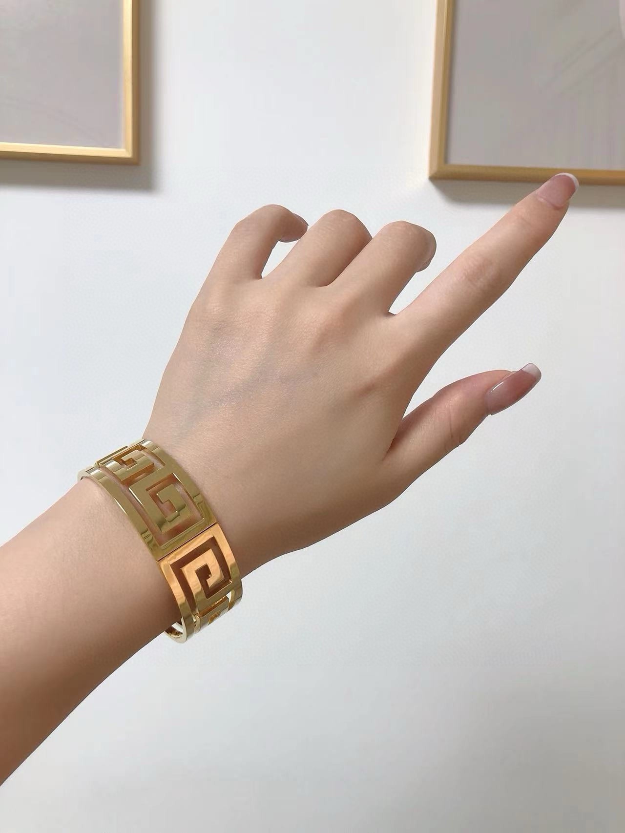 NO:558389,Actual shot of the new Givenchy wide-edition hollow-engraved unisex bracelet. The design is unassuming and low-profile, but it carries a charming temperament. The upper body is so elegant that it couldn’t be more beautiful. The original LG is of great quality. Dear friends who know the goods, take a look. It’s a fine jewelry, givenchy, givenchy, bracelet.19860909新款Givenchy纪梵希宽版镂空雕刻中性款手镯原版实拍 设计不张扬不高调却带着一种迷人的气质上身超显气质不能更美了 原版LG 质量杠杠滴 识货的亲们看过来,饰品精品,givenchy,givenchy,bracelet,Jewelry