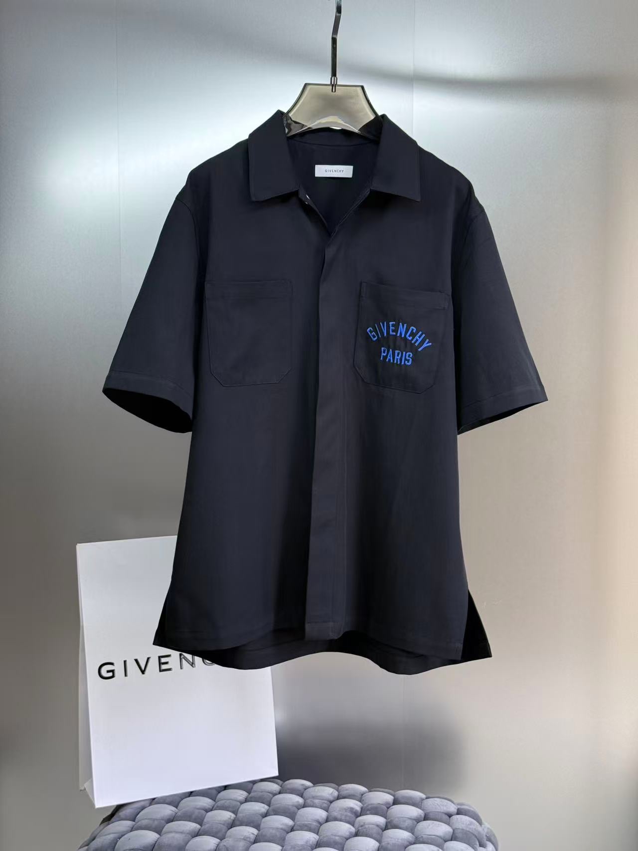 NO:821161,GVC 25/SS pocket embroidered logo shirt twill cotton top version S M L XL is being replenished, Givenchy-clothing, givenchy, shirts,19860909GVC 25/SS 口袋刺绣logo衬衫 斜纹全棉料 顶级版本 S Ｍ L XL正在补货,纪梵希-服装,givenchy,shirts,,Women's clothing