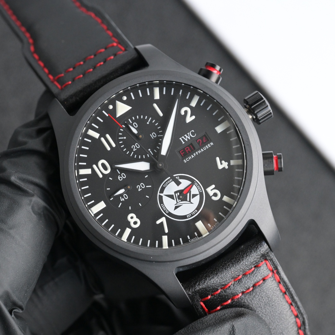 NO:553326,Comprehensively upgraded IWC's latest ceramic watch, the IWC Pilot's Chronograph, is shocking. It kills all versions on the market. The details and coordination are more delicate. Craftsmanship and meticulous craftsmanship. The V3 board kills all versions on the market. The appearance is consistent with the genuine product. Three codes in one [Wonderful details] 1: The ceramic part is fired at imported high temperature, no color difference, no cracks, no sand holes, high-quality production 2. The mirror surface is made of double sapphire basket light with anti-vertigo effect.  3. The bottom cover pattern adopts fine carving technology, which makes it more three-dimensional. 4. The size of the ceramic part of the bottom cover is consistent with the original product. 5. The original molded belt and tape are consistent with the original product. 6. The ceramic shell adopts advanced AR anti-fingerprint treatment. Regardless of the color, it will look like new after a long time. 7: The buckle adopts the same molded large open-face buckle as the original product.   8: The ceramic case matches the glass better, and the opening is larger. [Case] The size of the watch is 44.5mmX15.7mm. It is consistent with the original. The case is made of high-tech ceramics!  And do a frosted matte finish!  The structure follows the original version - the ring mouth and the middle shell are integrally formed. Resistant to wear, scratches and corrosion!  It authentically restores the tenacious and excellent quality of this series of watches. [Movement] adopts the powerful and stable Dandong movement. It has hour, minute, second, dual-period display and chronograph functions. The coexistence of quality and cost-effectiveness must be exquisite,, iwc19860909全面升级IWC最新陶瓷腕表 万国 飞行员计时腕表震撼来袭, 秒杀市场所有版本,细节与配合更细腻 匠心精神,精雕细琢V3板本 秒杀市场所有版本 外观与正品一致.三码合一【精彩细节】 1:陶瓷部分采用进口高温烧制,无色差.无裂痕.无沙孔,精品制作 2.镜面采用双卜蓝宝石篮光防眩晕效果 3.底盖图案采用精雕工艺,更具立体感 4.底盖陶瓷部位大小与正品一致 5.原版开模皮带和胶带,与正品一致, 6.陶瓷外壳采用高级AR防指纹处理,不管任何颜色用久了都和新的一样, 7:扣子采用正品一致开模大开面扣 8:陶瓷表壳与玻璃匹配度更好,开面更大【表壳】腕表尺寸44.5mmX15.7mm.与原装一致表壳采用高科技陶瓷所铸！并做磨砂哑光处理！结构遵循原版——圈口和中壳为一体成型.抗磨损,划痕,耐腐蚀！原汁原味的还原了该系列表款坚韧不拔的卓越品质.【机芯】采用功能强大而走时稳定的丹东机芯.时分秒,双期显示和计时码表功能一一俱全,品质与性价比共存必属精,,iwc,Watch