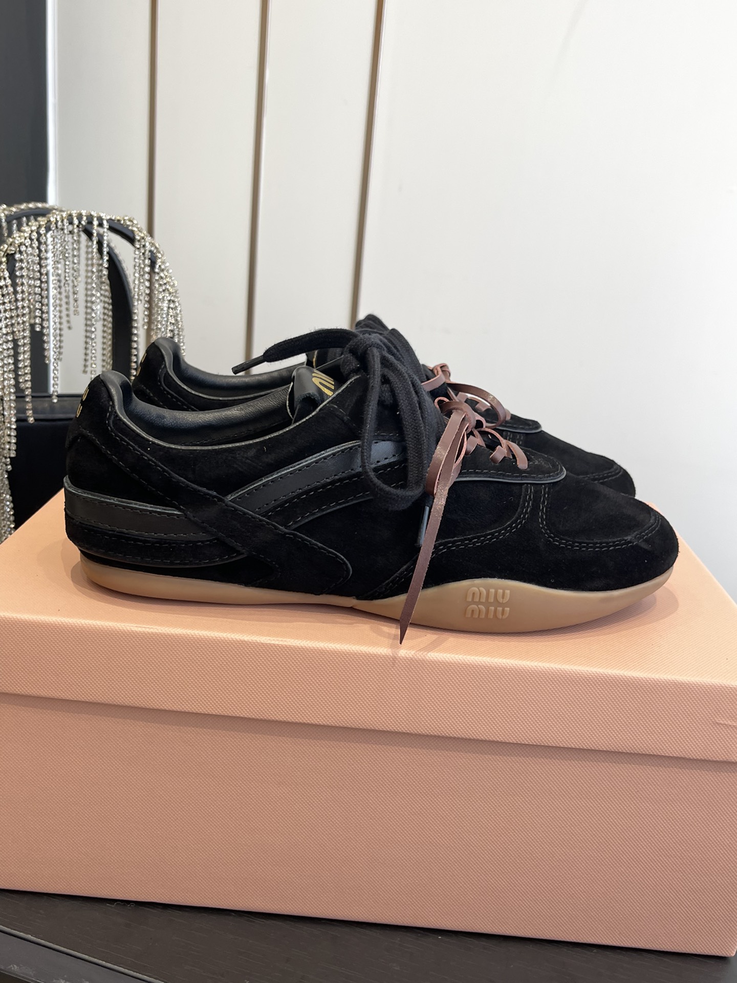 NO:562450,Pili / Maoli / Miu Miu catwalk new lace-up moral training shoes casual sports shoes These lace-up casual sports shoes ~ a must-have for daily wear!  It’s a perfect piece that looks great on the feet, is comfortable, classic and versatile!  Fabric imported custom-made suede, lining imported wool/sheepskin, outsole original molded rubber outsole, size 35-39 (customized in 40), casual shoes/sports shoes, sneakers, sheepskin19860909皮里/毛里 /缪缪走秀新款系带德训鞋休闲运动鞋 这款系带休闲运动鞋～日常穿着必选！上脚超级好看舒适经典百搭的绝绝子单品！ 面料进口订制反绒皮 内里进口羊毛/羊皮 大底原版开模橡胶大底 码数35-39（40订做）,休闲鞋/运动鞋,sneakers,sheepskin,Women's Shoes