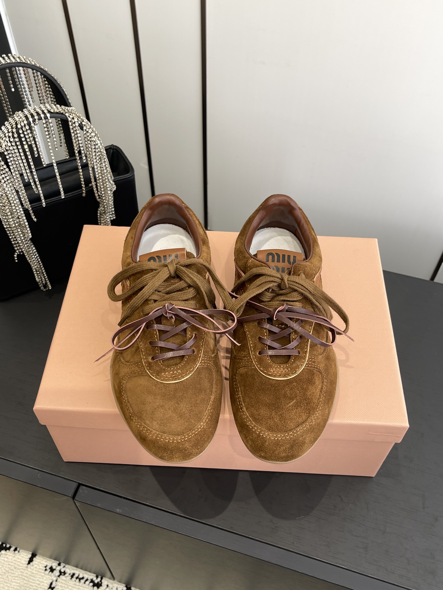 NO:561186,Miu Miu 2025ss autumn and winter catwalk new lace-up moral training shoes casual sports shoes These lace-up casual sports shoes ~ a must-have for daily wear!  It’s a perfect piece that looks great on the feet, is comfortable, classic and versatile!  Fabric imported custom-made suede, lining imported wool/sheepskin, outsole original molded rubber outsole, size 35-39 (customized in 40), loafers, fur shoes, miumiu, loafers, sneakers, sheepskin19860909Miu Miu 缪缪 2025ss秋冬走秀新款系带德训鞋休闲运动鞋 这款系带休闲运动鞋～日常穿着必选！上脚超级好看舒适经典百搭的绝绝子单品！ 面料进口订制反绒皮 内里进口羊毛/羊皮 大底原版开模橡胶大底 码数35-39（40订做）,乐福鞋毛毛鞋,miumiu,loafers,sneakers,sheepskin,Women's Shoes