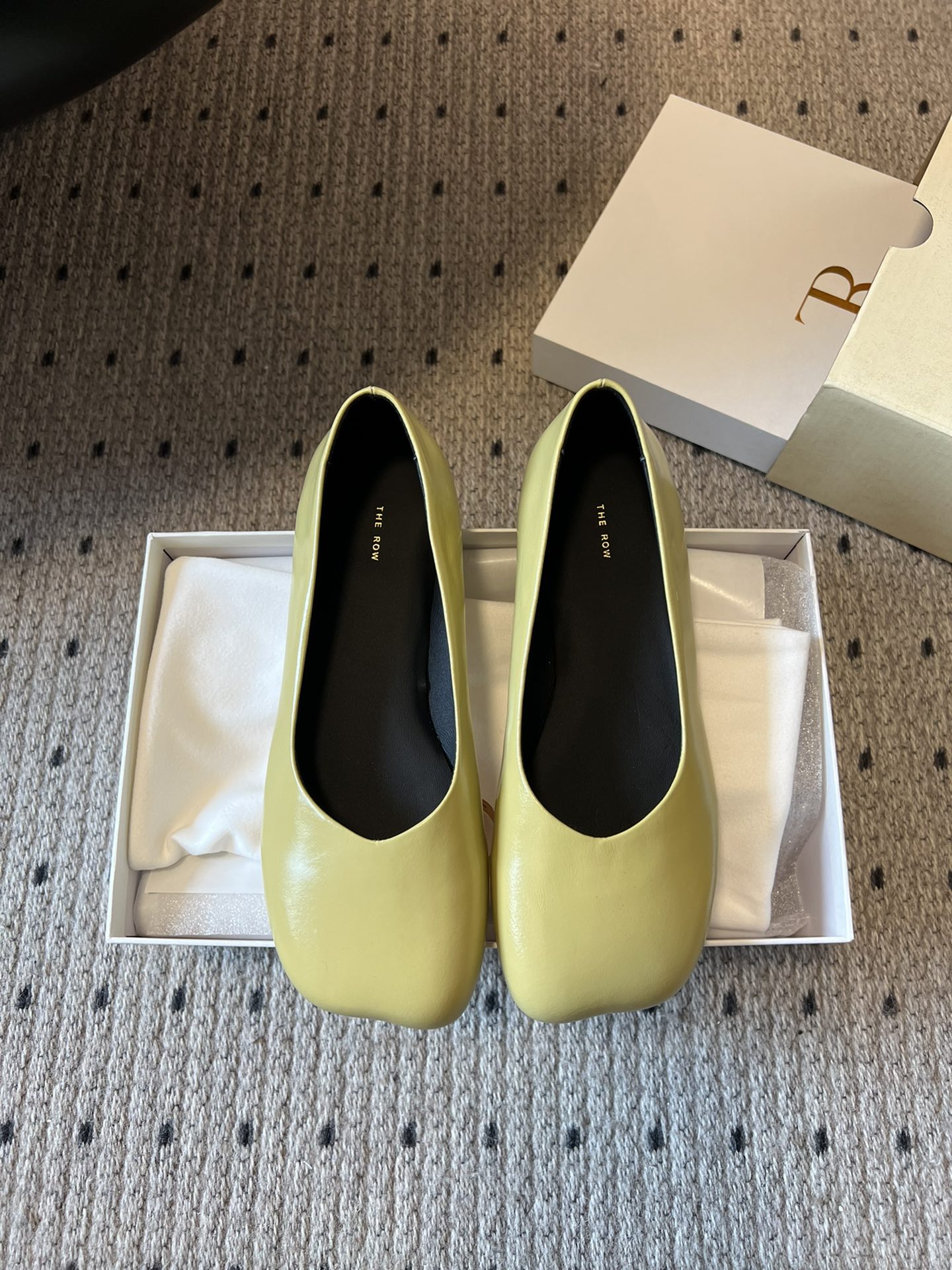 The Row 25SS voorjaar/zomer nieuwe ballerina's met wolvoering en geborsteld suède zool