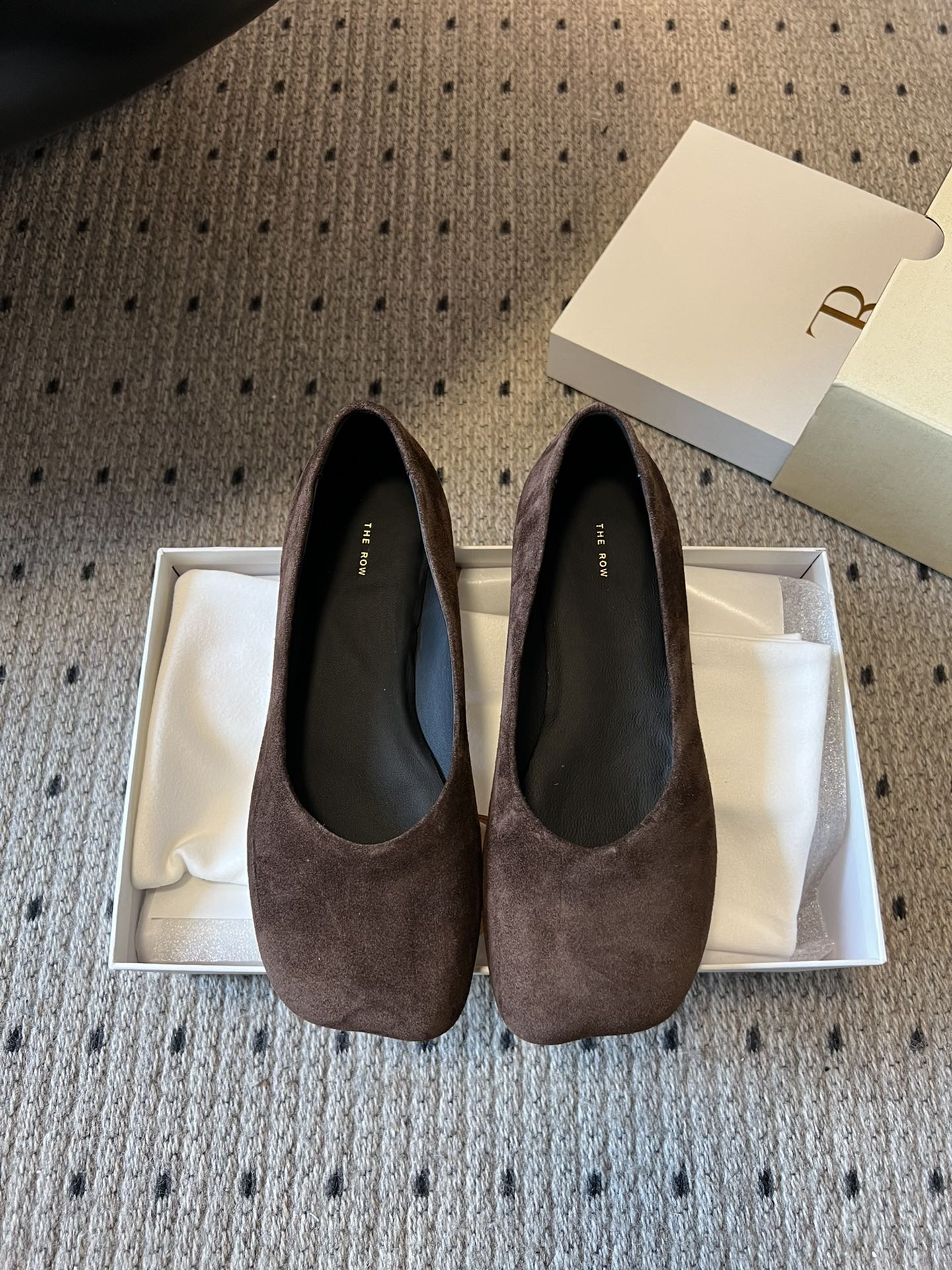 NO:563072,The ro* 25ss simple square-toe flat shoes made in Guangzhou adopt a square-toe shoe shape with simple and neat lines, breaking the softness of the traditional round toe and injecting modern personality; the shoe shape fits the foot, and the shallow mouth design exposes the ankle line, making it visually more light.  There are two material options: waxed leather and suede. The glossy leather has a delicate luster and the suede leather is soft to the touch, both of which demonstrate the brand's control of high-quality materials. The overall design is minimalist and restrained, without unnecessary decoration, but with a unique shoe shape and high-end materials, it is both elegant and avant-garde, and can be adapted to a variety of wearing scenarios from daily life to light business. The upper is imported oil-waxed cowhide/fetal cowhide, and the lining is mixed sheepskin. Outsole Italian genuine leather outsole  size 35-40,singles Mary Jane,mary jane,cowhide,sheepskin,Leather   soles19860909莞产 The ro* 25ss 简约方头平底单鞋 采用方头鞋型,线条简约利落,打破传统圆头的柔和感,注入摩登个性；鞋型贴合脚面,浅口设计露出脚踝线条,视觉上更显轻盈. 有油蜡皮与绒皮两种材质选择,光面皮革光泽细腻,反绒皮触感柔软,均展现出品牌对优质材质的把控.整体设计极简克制,无多余装饰,却凭借独特鞋型与高级材质,兼具优雅与前卫感,可适配从日常到轻商务的多元穿搭场景. 鞋面进口油蜡牛皮/胎牛绒 内里混种羊皮 大底意大利真皮大底 size35-40码,单鞋玛丽珍,mary jane,cowhide,sheepskin,Leather soles,Women's Shoes