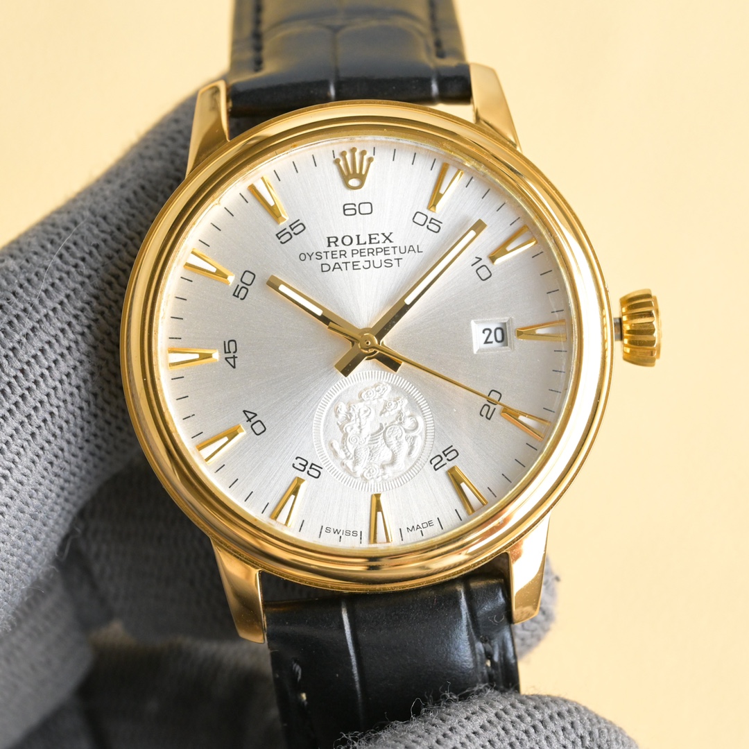 NO:552853,White shell, gold shell, the latest popular model, Rolex [ROLEX] men's watch, with a unique dial design, paired with a more high-end and luxurious Rolex. When you first meet Rolex, you must dream of owning it one day. Wearing a Rolex will make you prosperous and prosperous. You deserve it. Reviews are welcome!  !  The movement is equipped with a brand new imported Citizen (zero repair), size 40, mirror sapphire glass never scratched, material 316L stainless steel case, power reserve 48 hours, waterproof depth 100 meters, Italian calf leather belt, original pin buckle!  ,,rolex,cowhide19860909白壳 金壳 最新爆款主推 劳力士【ROLEX】男士腕表 采用独特的表盘设计 搭配而来的是更高档奢华的劳力士, 初识劳力士必憧憬有朝一日能拥有它,戴上劳力士必顺风顺水必发达,你值得拥有,欢迎评鉴！！ 机芯搭配全新进口西铁城（零返修） 尺寸40 镜面蓝宝石玻璃永不刮花 材质316L精钢表壳 动力储存48小时 防水深度100米 意大利小牛皮带,原装针扣！,,rolex,cowhide,Watch