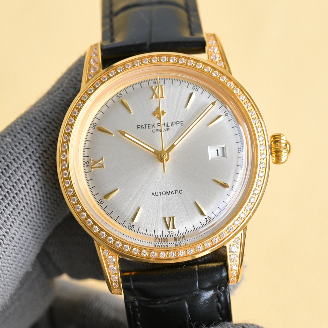 NO:552486,, golden year Patek Philippe, hot new style and new pot lid, it took up to 16 months!  Ultra-thin men's automatic mechanical watch, using imported original movement, vibration frequency of 28,800 times per hour, zero repair quality, original size of 40mm in diameter, ultra-thin craftsmanship of 8mm, (can be paired with calfskin imported from Xin Italy!) The pot lid is made of glass!  Super waterproof to 50 meters!  The same style at the counter, 1:1 replica!  Bring him to show his sharp edge and extraordinary style!  Dazzling brilliance, eternal nobility. Please look for exclusive quality, patek philippe, cowhide19860909,金 年 百达翡丽,火热新款式新款锅盖,耗时长达16个月！超薄男士自动机械腕表,采用进口原装机芯,每小时振频28800次,零返修质量,直径40mm原装尺寸,超薄工艺8mm,(可搭配采用鑫意大利进口小牛皮！)锅盖玻璃材质！超强防水50米！专柜同款,1:1 复刻！带上他锋芒尽显,气派不凡！耀眼光辉,永恒尊贵.请认准独家品质,,patek philippe,cowhide,Watch