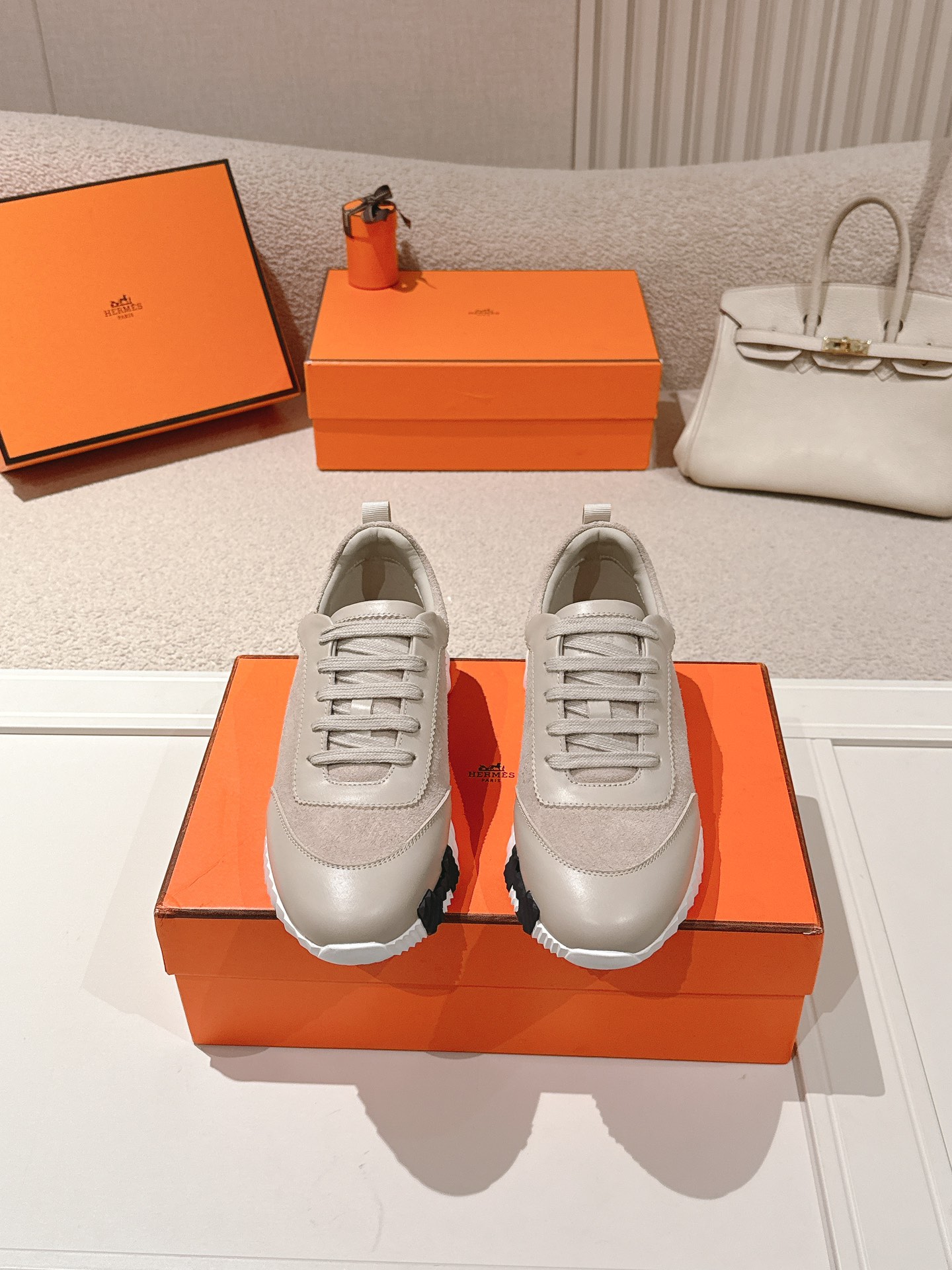 NO:653520,, the top version of Hermes for couples, the classic couple's model of Hermès H, casual sports shoes, casual sports shoes for couples, combining high-tech canvas and suede goat leather, decorated with exaggerated 'H' letters on the rubber soles, italic design and bright colors to show vitality and continue the brand design inspiration. Walking lightly in the city, feel unrestrained and comfortable. Exquisite packaging at the delivery counter. Original fabric material, special fabric and cow suede. Customized breathable mesh inside. Outsole molded TPU + rubber foam material  Bottom thickness 3CM, size 35-45, casual shoes/sports shoes, hermes, hermes, sneakers, sheepskin, chamois leather19860909, 情侣款 Hermes 顶级版本 爱马仕H家经典情侣款 休闲运动鞋 情侣款休闲之履运动老爹鞋结合高科技帆布与麂皮山羊皮,在橡胶鞋底上饰以夸张“H”字母,斜体设计和鲜艳色彩展现活力,延续品牌设计灵感.轻盈漫步都市,感受无拘舒适. 配送专柜精美包装 面料原版材质特殊布料和牛反绒 内里定制透气网面 大底开模TPU+橡胶发泡材质 底厚3CM 码数35-45,休闲鞋/运动鞋,hermes,hermes,sneakers,sheepskin,chamois leather,Women's Shoes