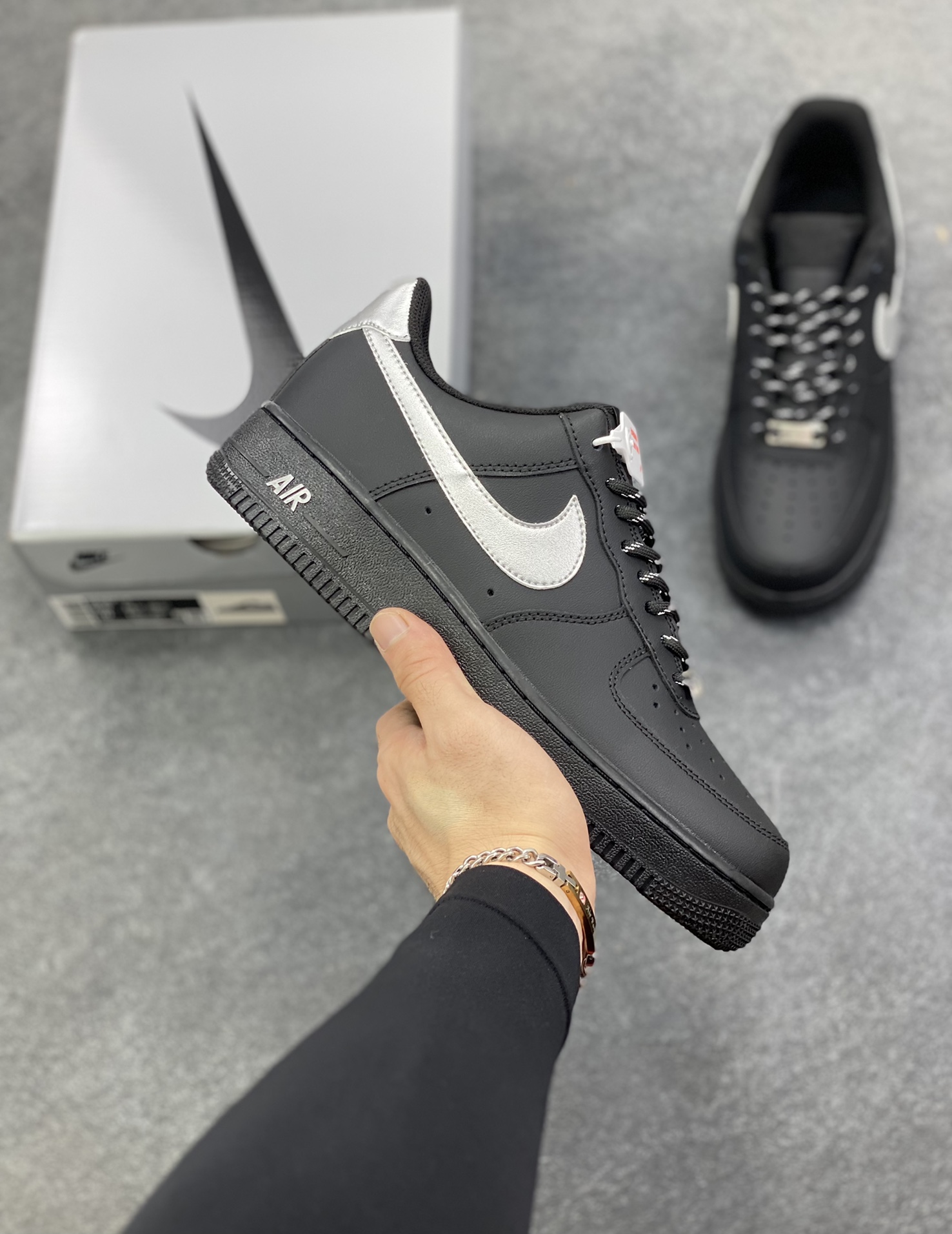 Nike Air Force 1 Low’07 黑银武士 空军一号低帮休闲板鞋 定制皮料 定制鞋盒 原楦原纸板 纯正空军版型 内置全掌气垫 货号：ZH0316-125 尺码：36 36.5 37.5 38 38.5 39 40 40.5 41 42 42.5 43 44 44.5 45-选品中心