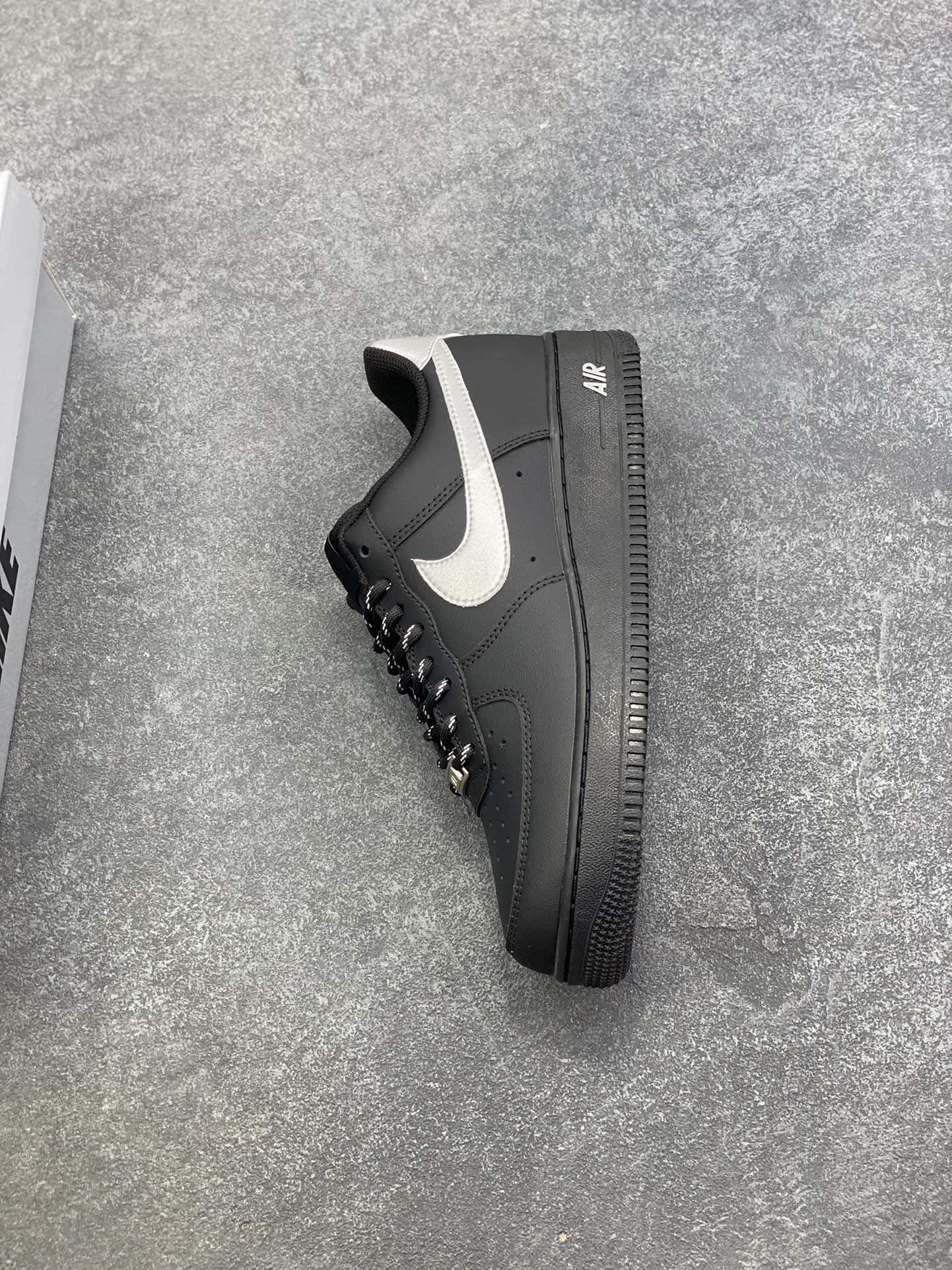 图片[7]-Nike Air Force 1 Low’07 黑银武士 空军一号低帮休闲板鞋 定制皮料 定制鞋盒 原楦原纸板 纯正空军版型 内置全掌气垫 货号：ZH0316-125 尺码：36 36.5 37.5 38 38.5 39 40 40.5 41 42 42.5 43 44 44.5 45-选品中心