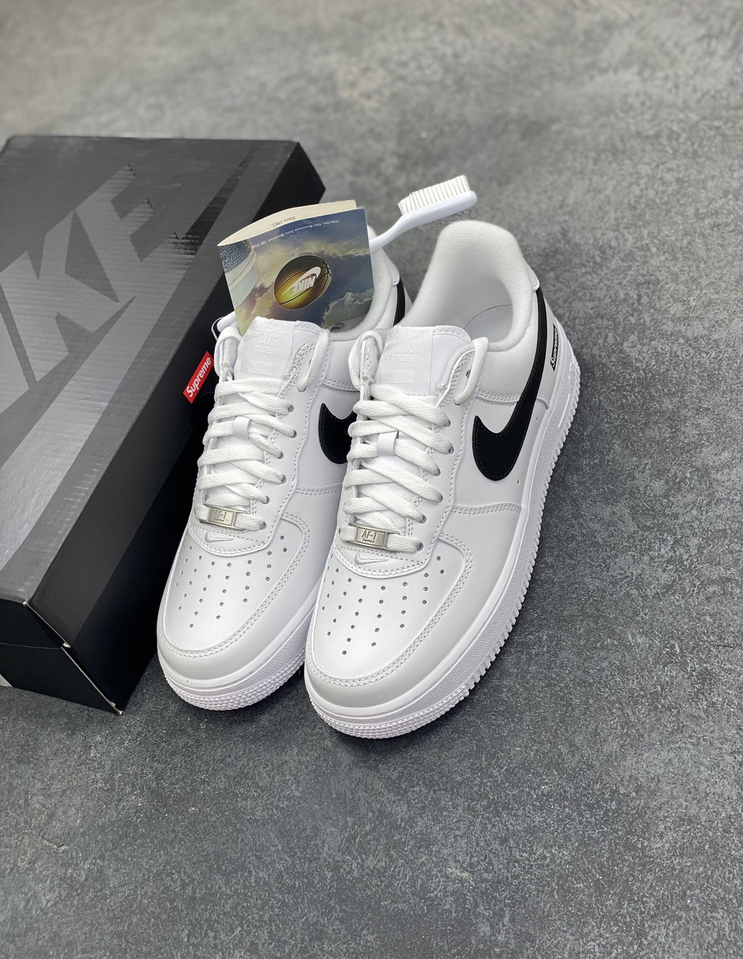 图片[8]-HY版本💯 Nike Air Force 1 Low Supreme联名 空军一号低帮运动休闲板鞋 原楦头原纸板 打造纯正空军版型 专注外贸渠道 全掌内置蜂窝气垫 原盒配件 原厂中底钢印、拉帮完美 货号：CU9225-102 尺码：36 36.5 37.5 38 38.5 39 40 40.5 41 42 42.5 43 44 44.5 45 46 47-选品中心