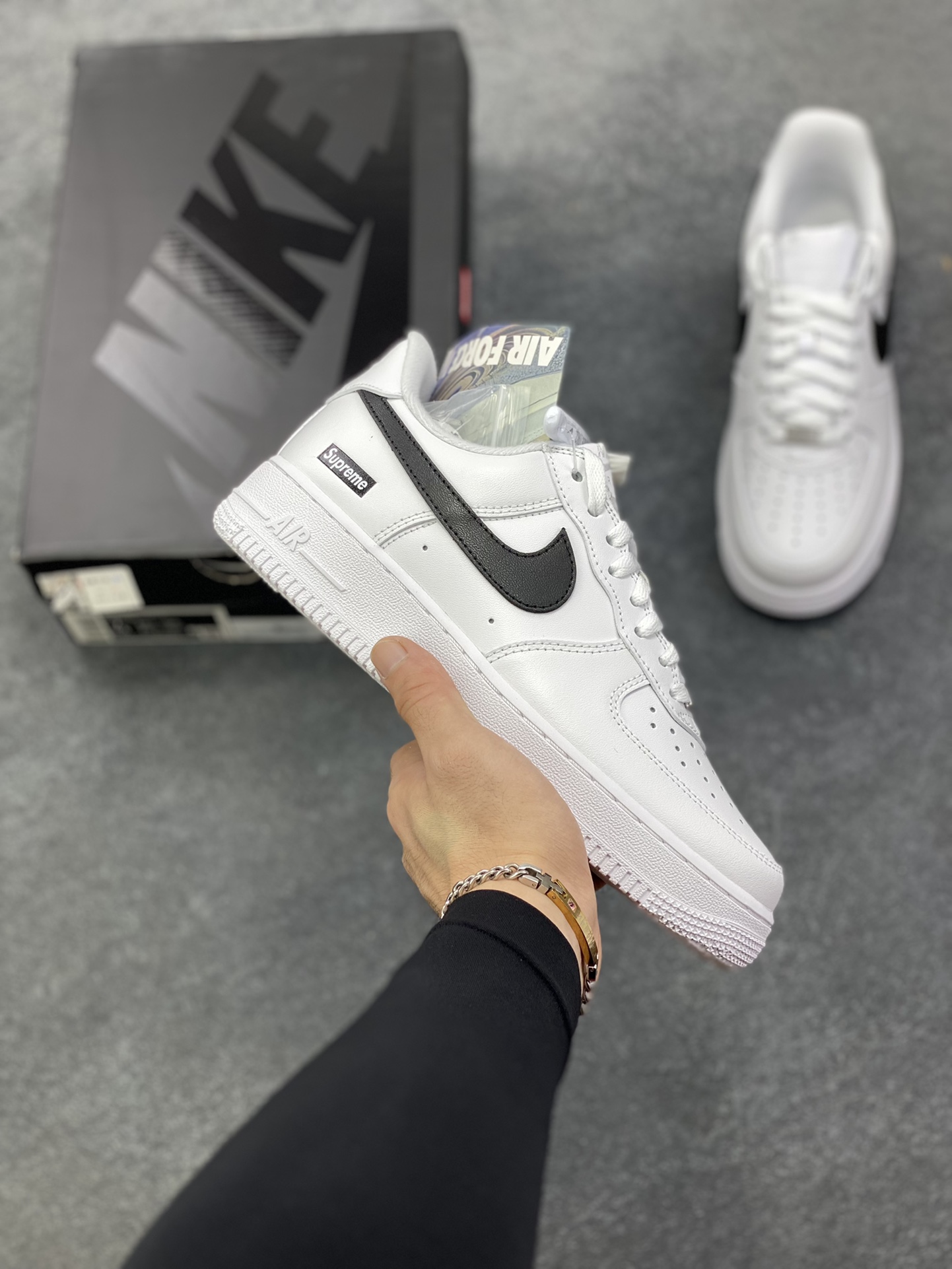 HY版本💯 Nike Air Force 1 Low Supreme联名 空军一号低帮运动休闲板鞋 原楦头原纸板 打造纯正空军版型 专注外贸渠道 全掌内置蜂窝气垫 原盒配件 原厂中底钢印、拉帮完美 货号：CU9225-102 尺码：36 36.5 37.5 38 38.5 39 40 40.5 41 42 42.5 43 44 44.5 45 46 47-选品中心