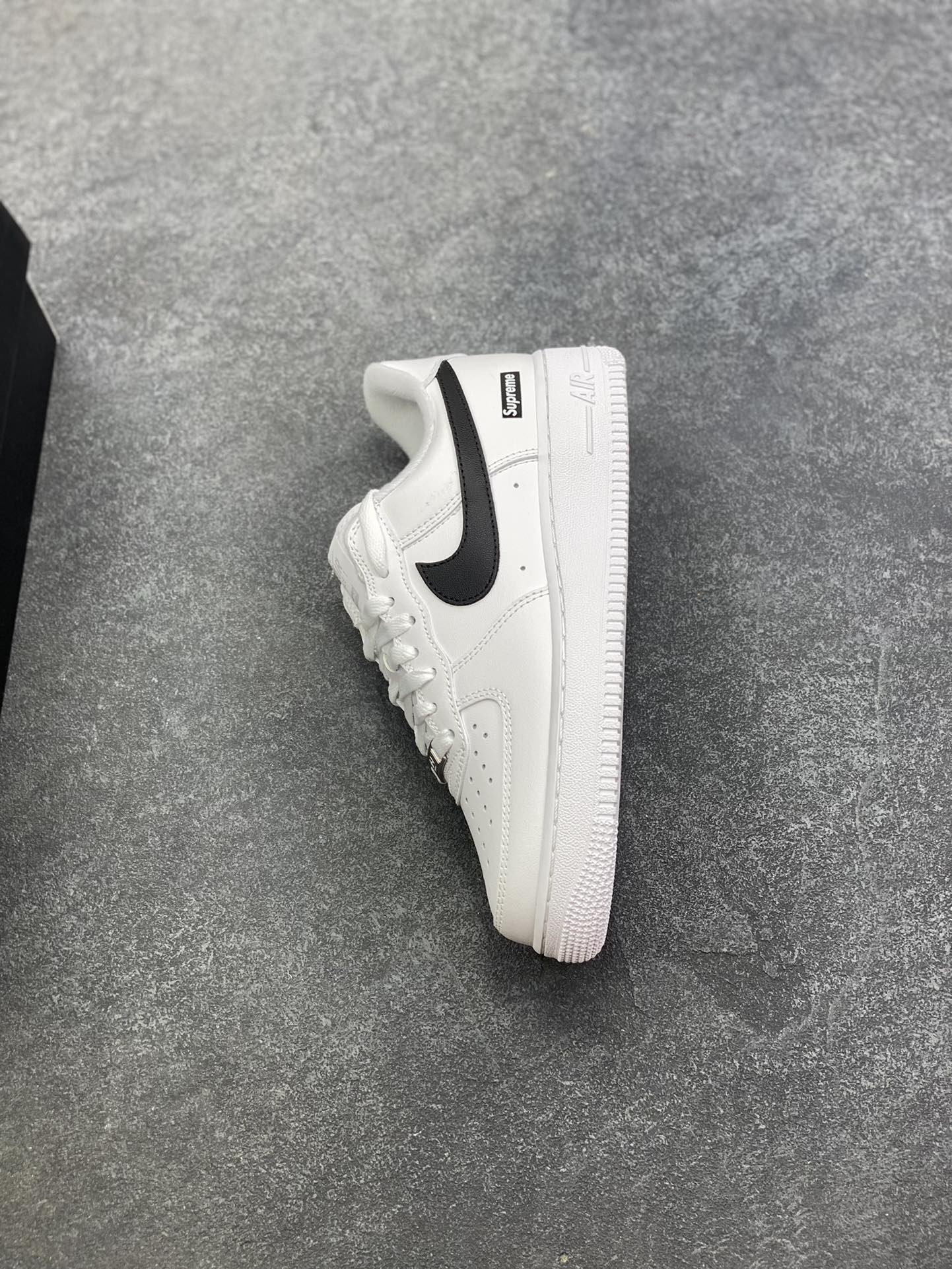 图片[7]-HY版本💯 Nike Air Force 1 Low Supreme联名 空军一号低帮运动休闲板鞋 原楦头原纸板 打造纯正空军版型 专注外贸渠道 全掌内置蜂窝气垫 原盒配件 原厂中底钢印、拉帮完美 货号：CU9225-102 尺码：36 36.5 37.5 38 38.5 39 40 40.5 41 42 42.5 43 44 44.5 45 46 47-选品中心
