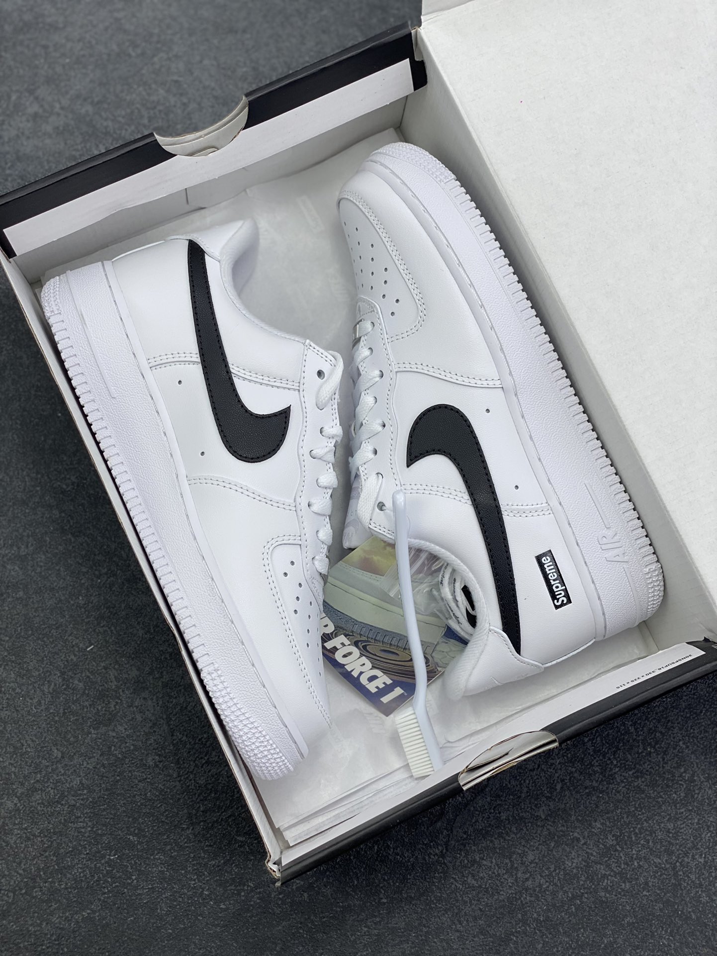 图片[9]-HY版本💯 Nike Air Force 1 Low Supreme联名 空军一号低帮运动休闲板鞋 原楦头原纸板 打造纯正空军版型 专注外贸渠道 全掌内置蜂窝气垫 原盒配件 原厂中底钢印、拉帮完美 货号：CU9225-102 尺码：36 36.5 37.5 38 38.5 39 40 40.5 41 42 42.5 43 44 44.5 45 46 47-选品中心