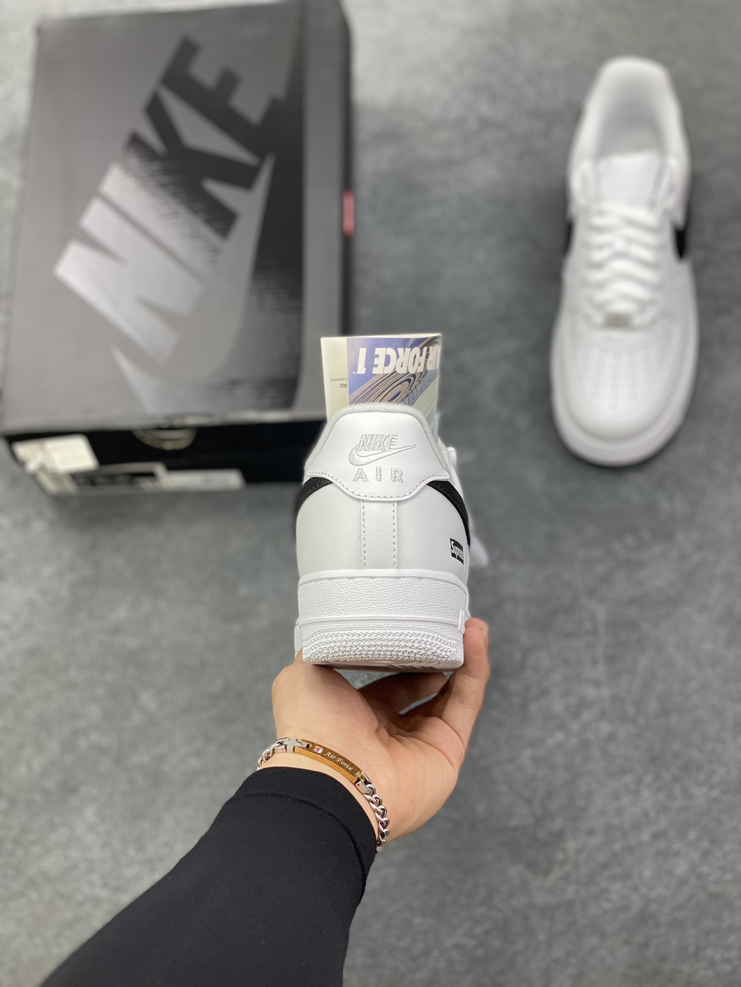 图片[4]-HY版本💯 Nike Air Force 1 Low Supreme联名 空军一号低帮运动休闲板鞋 原楦头原纸板 打造纯正空军版型 专注外贸渠道 全掌内置蜂窝气垫 原盒配件 原厂中底钢印、拉帮完美 货号：CU9225-102 尺码：36 36.5 37.5 38 38.5 39 40 40.5 41 42 42.5 43 44 44.5 45 46 47-选品中心