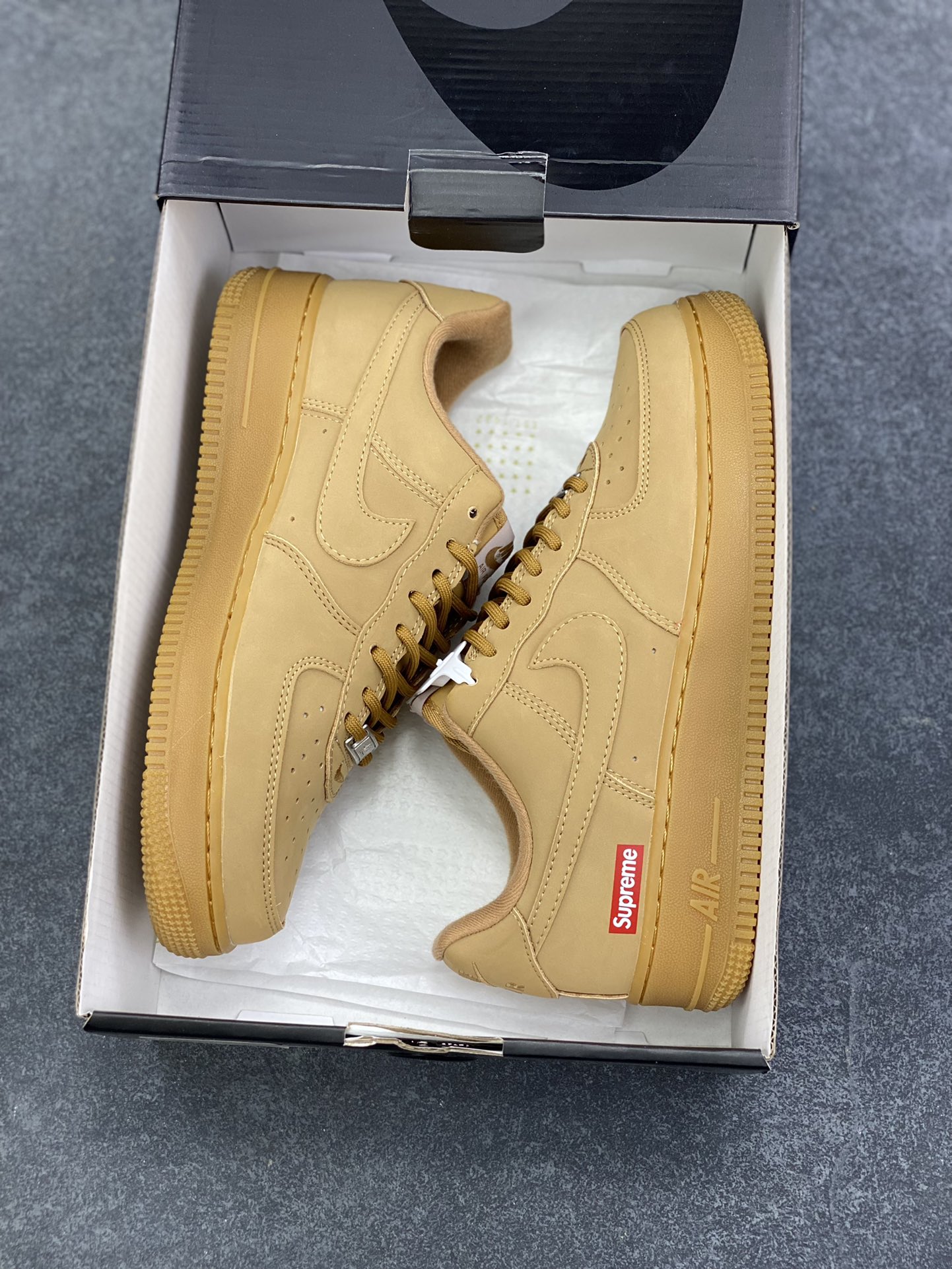 图片[9]-Nike Air Force 1 Low Supreme联名 空军一号低帮运动休闲板鞋 原楦头原纸板 打造纯正空军版型 专注外贸渠道 全掌内置蜂窝气垫 原盒配件 原厂中底钢印、拉帮完美 货号：DN1555-100 尺码：36 36.5 37.5 38 38.5 39 40 40.5 41 42 42.5 43 44 44.5 45-选品中心
