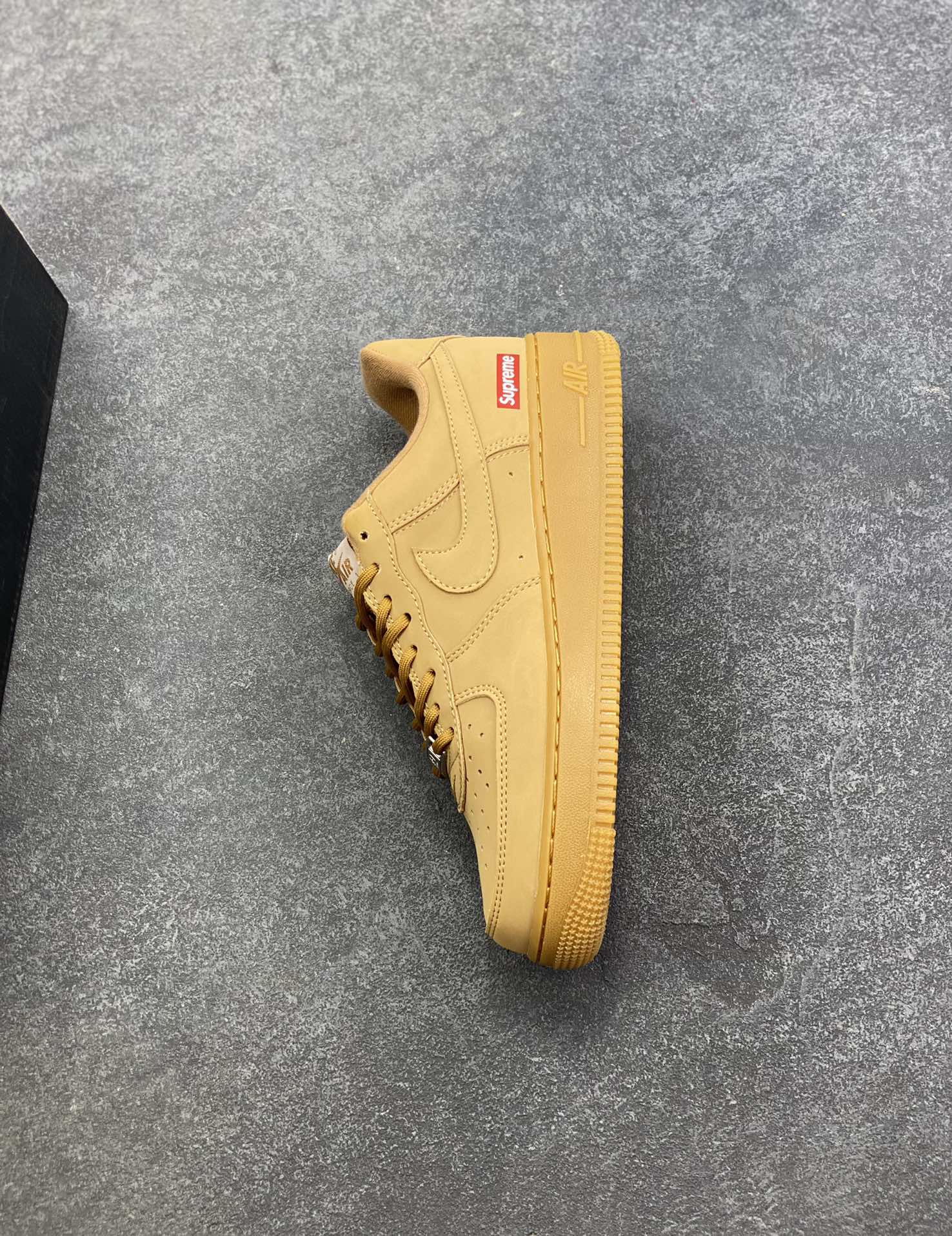 图片[7]-Nike Air Force 1 Low Supreme联名 空军一号低帮运动休闲板鞋 原楦头原纸板 打造纯正空军版型 专注外贸渠道 全掌内置蜂窝气垫 原盒配件 原厂中底钢印、拉帮完美 货号：DN1555-100 尺码：36 36.5 37.5 38 38.5 39 40 40.5 41 42 42.5 43 44 44.5 45-选品中心