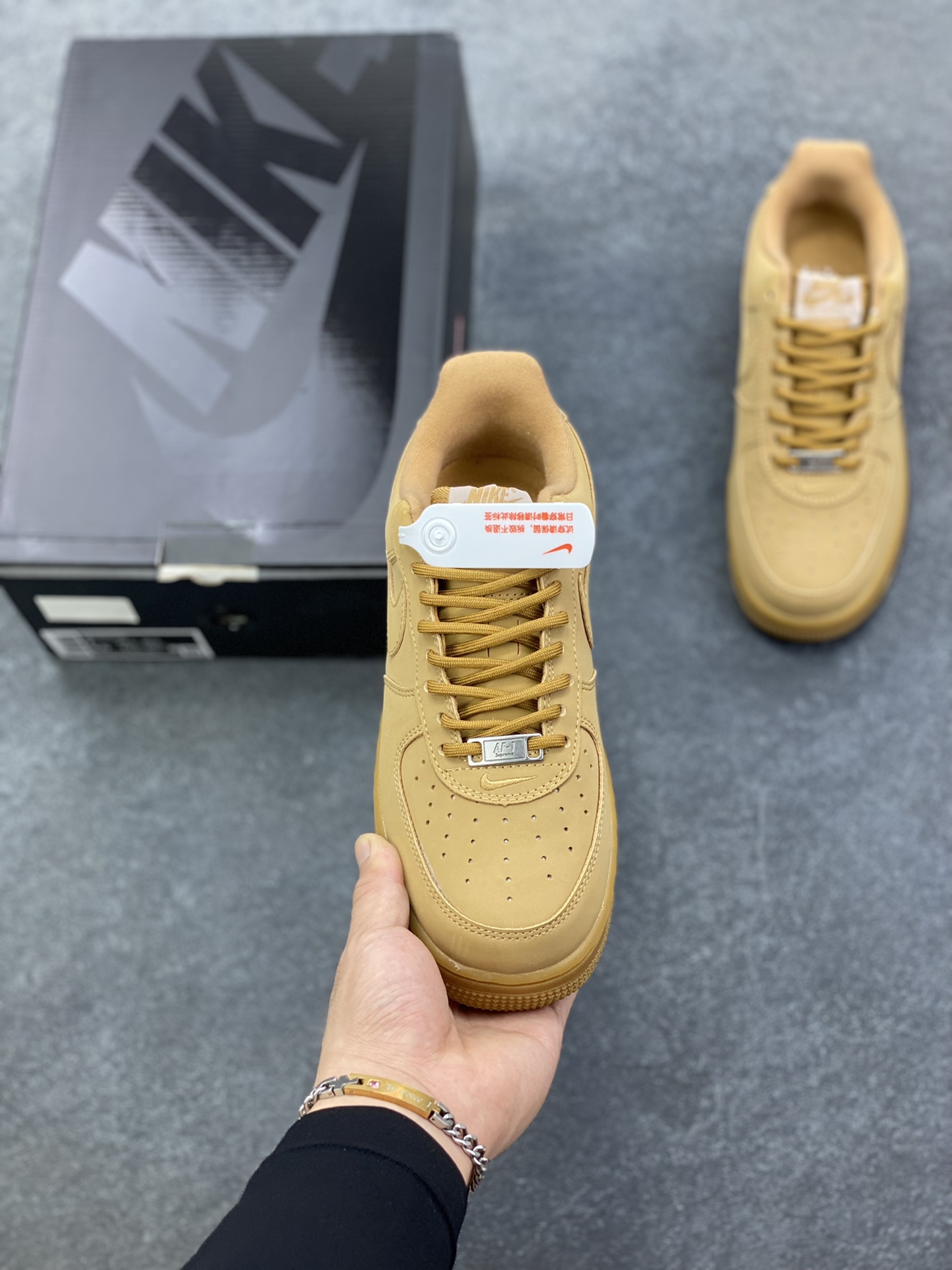 图片[2]-Nike Air Force 1 Low Supreme联名 空军一号低帮运动休闲板鞋 原楦头原纸板 打造纯正空军版型 专注外贸渠道 全掌内置蜂窝气垫 原盒配件 原厂中底钢印、拉帮完美 货号：DN1555-100 尺码：36 36.5 37.5 38 38.5 39 40 40.5 41 42 42.5 43 44 44.5 45-选品中心