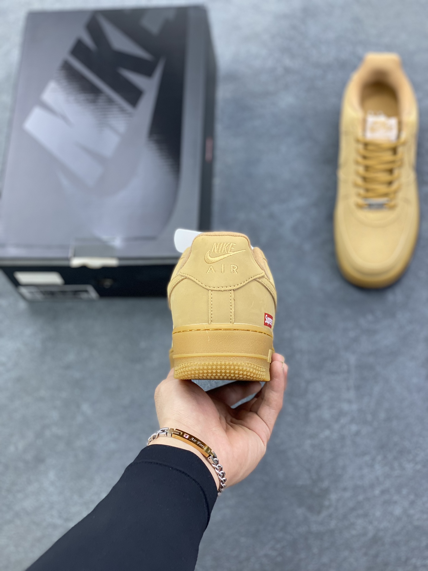 图片[4]-Nike Air Force 1 Low Supreme联名 空军一号低帮运动休闲板鞋 原楦头原纸板 打造纯正空军版型 专注外贸渠道 全掌内置蜂窝气垫 原盒配件 原厂中底钢印、拉帮完美 货号：DN1555-100 尺码：36 36.5 37.5 38 38.5 39 40 40.5 41 42 42.5 43 44 44.5 45-选品中心