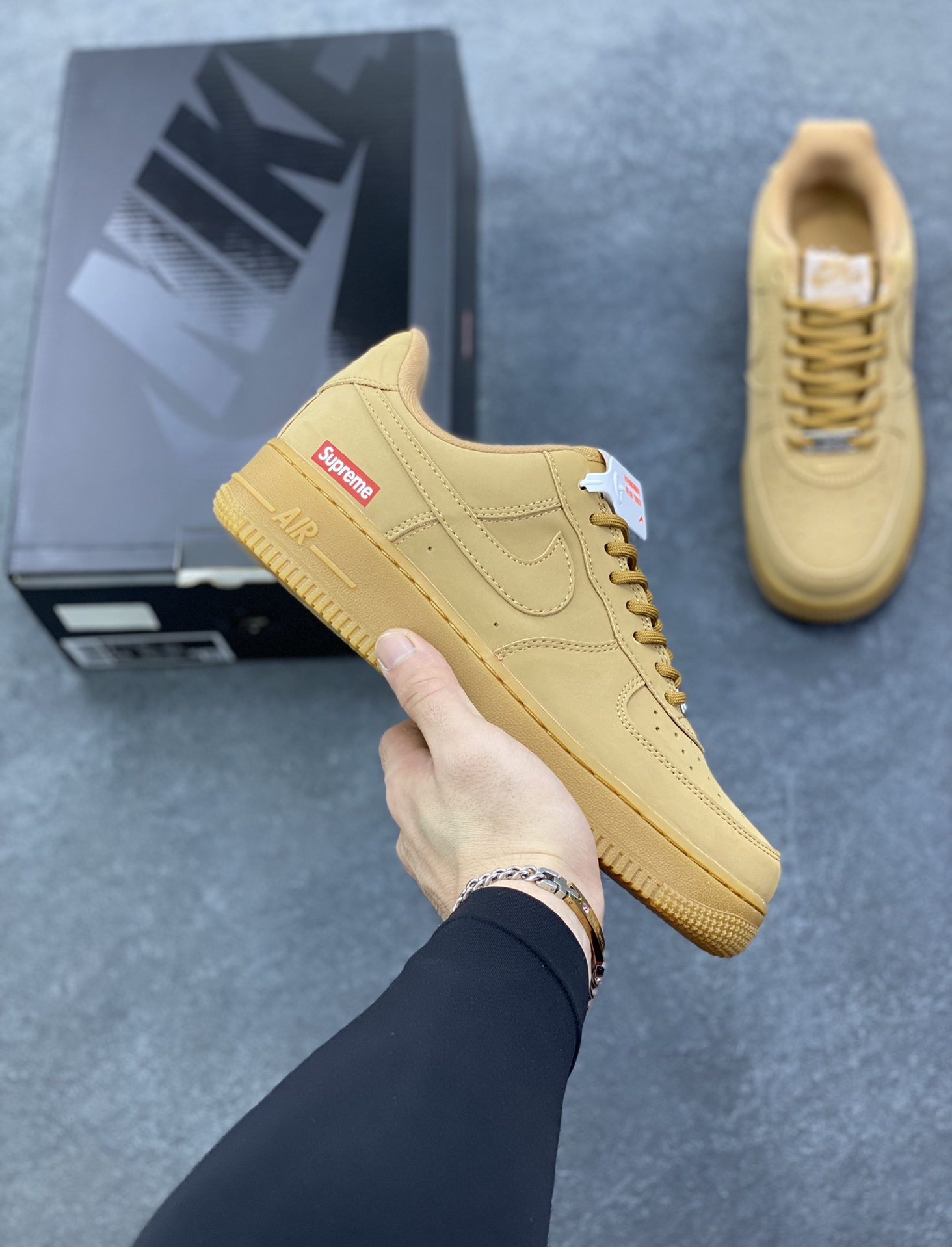 Nike Air Force 1 Low Supreme联名 空军一号低帮运动休闲板鞋 原楦头原纸板 打造纯正空军版型 专注外贸渠道 全掌内置蜂窝气垫 原盒配件 原厂中底钢印、拉帮完美 货号：DN1555-100 尺码：36 36.5 37.5 38 38.5 39 40 40.5 41 42 42.5 43 44 44.5 45-选品中心