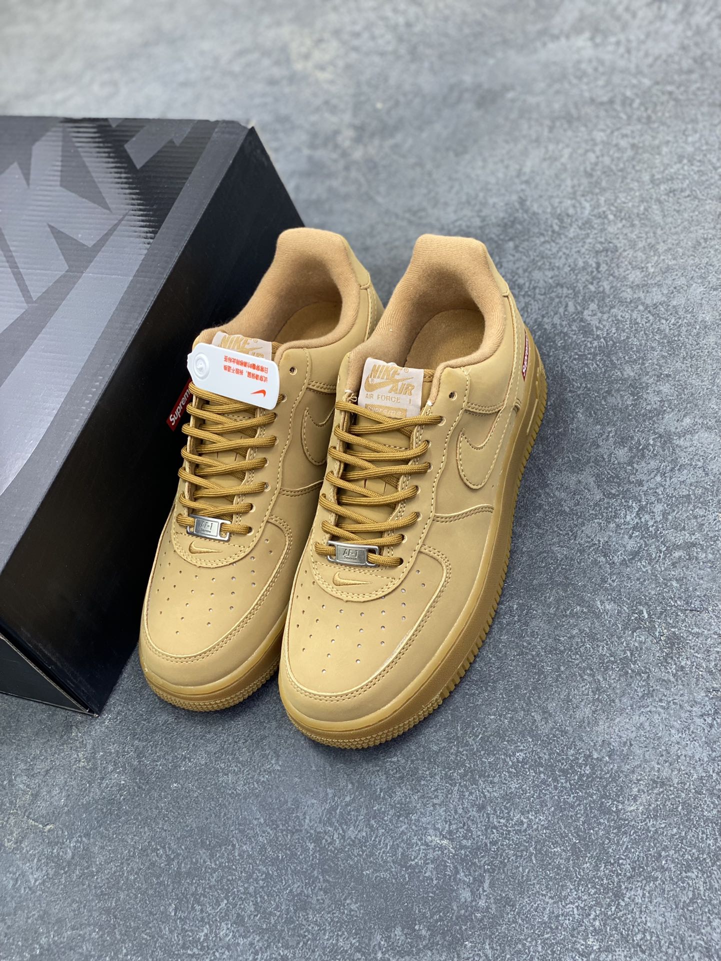 图片[8]-Nike Air Force 1 Low Supreme联名 空军一号低帮运动休闲板鞋 原楦头原纸板 打造纯正空军版型 专注外贸渠道 全掌内置蜂窝气垫 原盒配件 原厂中底钢印、拉帮完美 货号：DN1555-100 尺码：36 36.5 37.5 38 38.5 39 40 40.5 41 42 42.5 43 44 44.5 45-选品中心