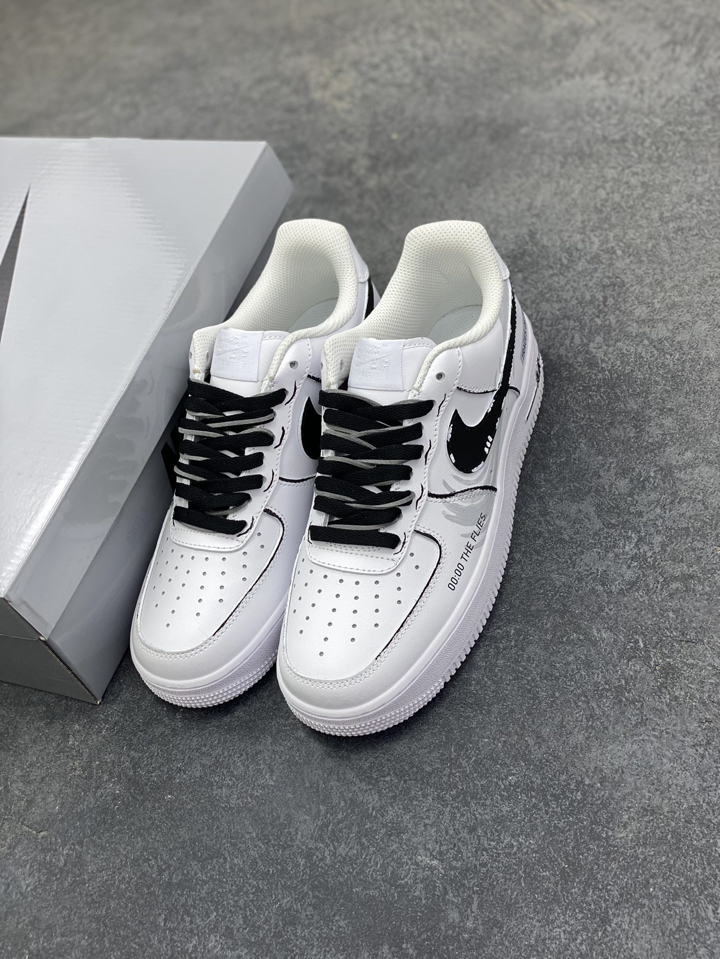 图片[8]-【定制球鞋】Nike Air Force 1 皮革 时间之痕 二次元 涂鸦手绘 暗纹 简约高级 潮流百搭 耐磨 低帮 板鞋 男款 黑白天蓝色色折边针车 工艺难度大 原楦头原纸板 原装鞋盒 定制五金配件 内置全掌气垫 原厂鞋底 货号：CW2288-111 尺码：36 36.5 37.5 38 38.5 39 40 40.5 41 42 42.5 43 44 44.5 45-选品中心