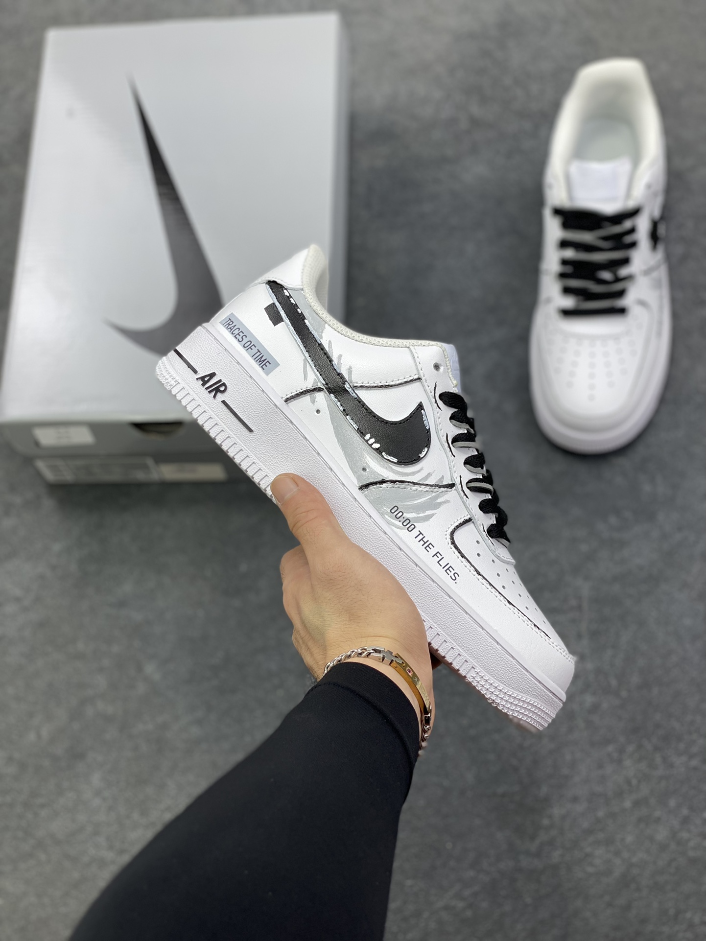 【定制球鞋】Nike Air Force 1 皮革 时间之痕 二次元 涂鸦手绘 暗纹 简约高级 潮流百搭 耐磨 低帮 板鞋 男款 黑白天蓝色色折边针车 工艺难度大 原楦头原纸板 原装鞋盒 定制五金配件 内置全掌气垫 原厂鞋底 货号：CW2288-111 尺码：36 36.5 37.5 38 38.5 39 40 40.5 41 42 42.5 43 44 44.5 45-选品中心