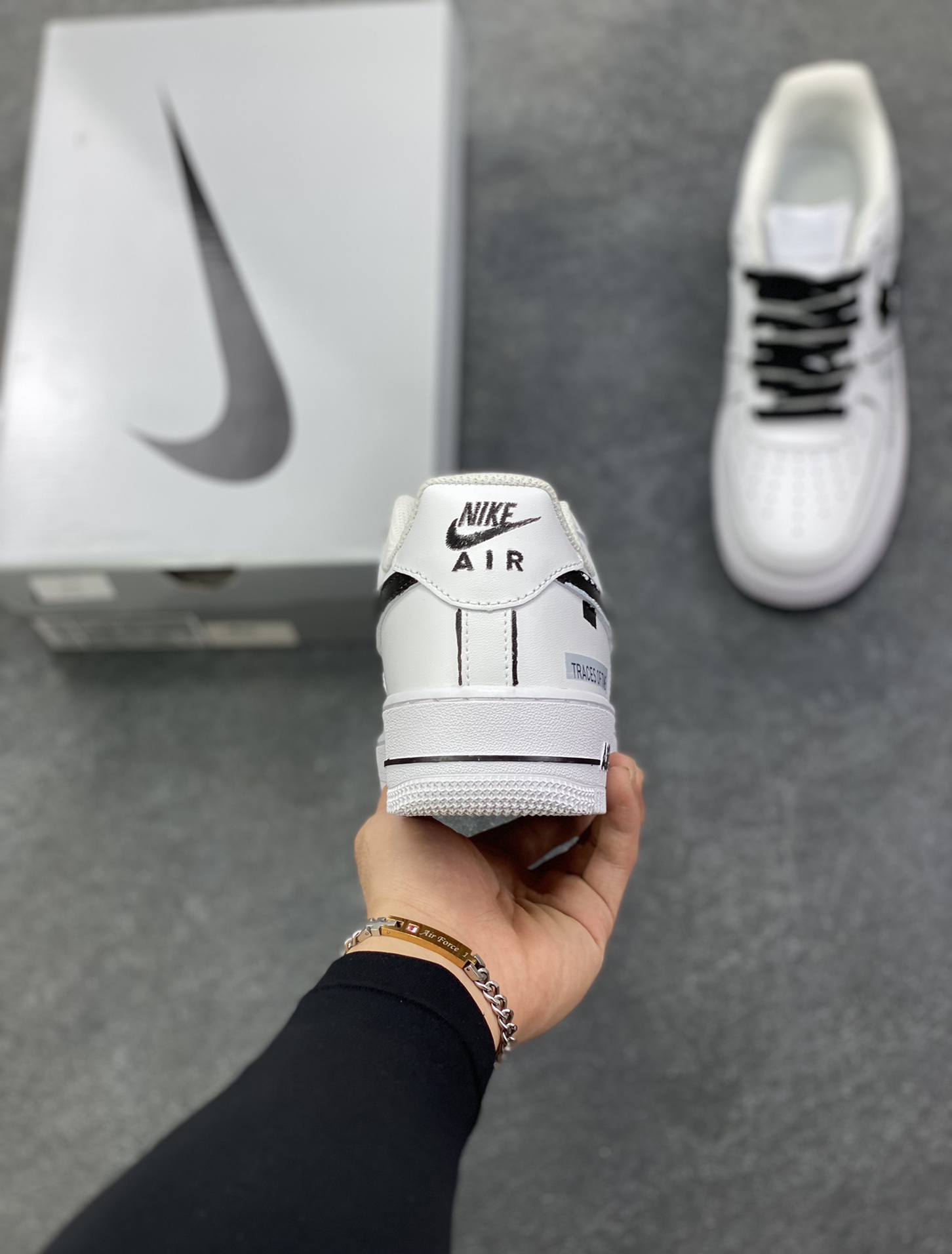 图片[4]-【定制球鞋】Nike Air Force 1 皮革 时间之痕 二次元 涂鸦手绘 暗纹 简约高级 潮流百搭 耐磨 低帮 板鞋 男款 黑白天蓝色色折边针车 工艺难度大 原楦头原纸板 原装鞋盒 定制五金配件 内置全掌气垫 原厂鞋底 货号：CW2288-111 尺码：36 36.5 37.5 38 38.5 39 40 40.5 41 42 42.5 43 44 44.5 45-选品中心