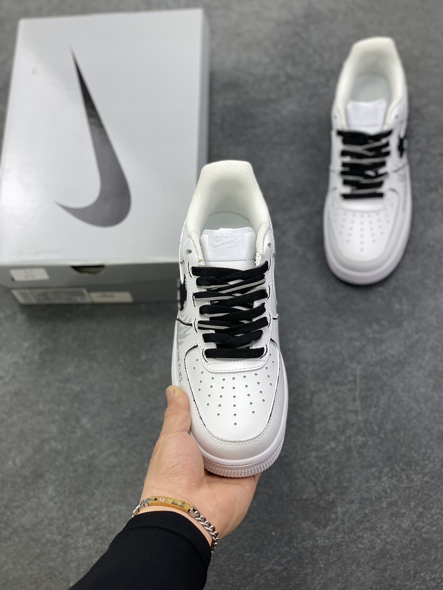 图片[2]-【定制球鞋】Nike Air Force 1 皮革 时间之痕 二次元 涂鸦手绘 暗纹 简约高级 潮流百搭 耐磨 低帮 板鞋 男款 黑白天蓝色色折边针车 工艺难度大 原楦头原纸板 原装鞋盒 定制五金配件 内置全掌气垫 原厂鞋底 货号：CW2288-111 尺码：36 36.5 37.5 38 38.5 39 40 40.5 41 42 42.5 43 44 44.5 45-选品中心