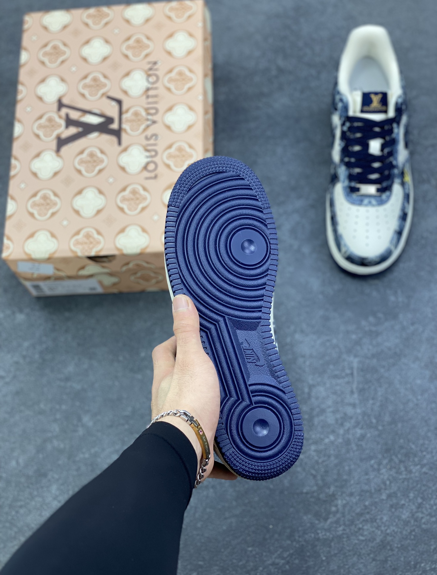 图片[5]-海外量发售！NIke Air Force 1 \’07 Low LV联名–白墨蓝空军一号低帮 运动鞋 休闲鞋 折边针车 防水牛仔布 工艺难度大 原楦头原纸板 高端定制鞋盒 原厂鞋底 超高清洁度 细节完美 货号：YF9511-820 尺码：36 36.5 37.5 38 38.5 39 40 40.5 41 42 42.5 43 44 44.5 45-选品中心