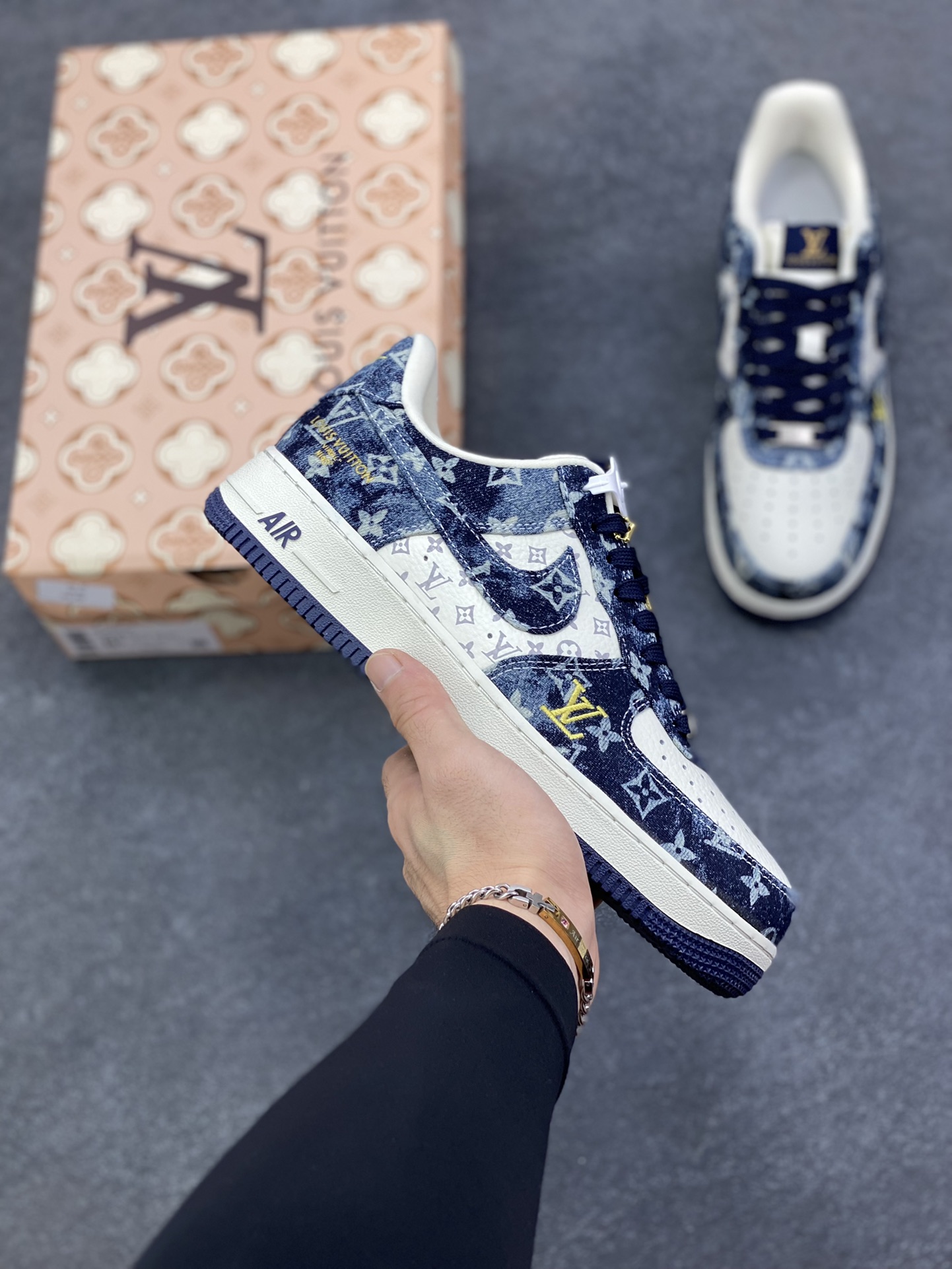 海外量发售！NIke Air Force 1 \’07 Low LV联名–白墨蓝空军一号低帮 运动鞋 休闲鞋 折边针车 防水牛仔布 工艺难度大 原楦头原纸板 高端定制鞋盒 原厂鞋底 超高清洁度 细节完美 货号：YF9511-820 尺码：36 36.5 37.5 38 38.5 39 40 40.5 41 42 42.5 43 44 44.5 45-选品中心