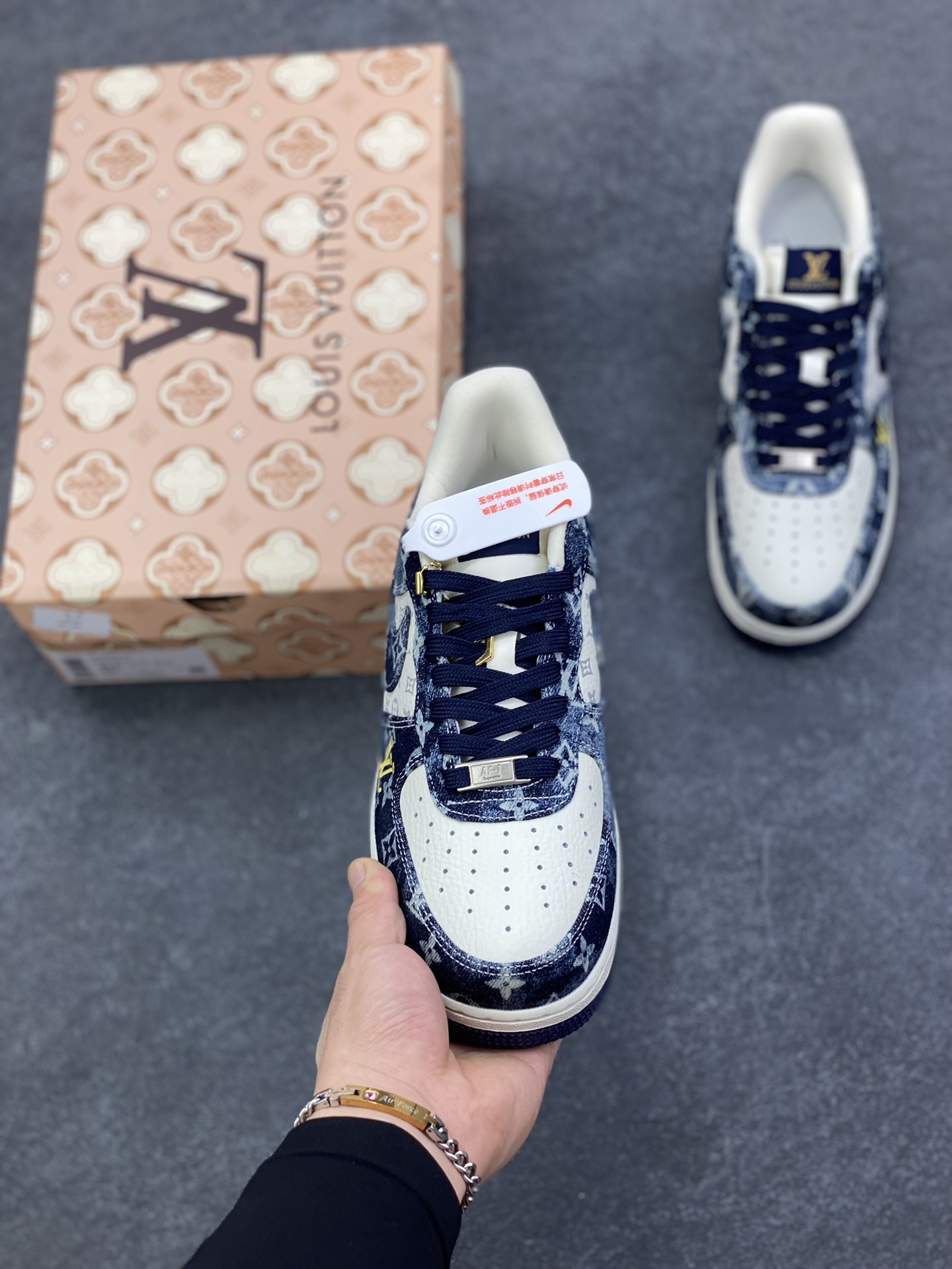 图片[2]-海外量发售！NIke Air Force 1 \’07 Low LV联名–白墨蓝空军一号低帮 运动鞋 休闲鞋 折边针车 防水牛仔布 工艺难度大 原楦头原纸板 高端定制鞋盒 原厂鞋底 超高清洁度 细节完美 货号：YF9511-820 尺码：36 36.5 37.5 38 38.5 39 40 40.5 41 42 42.5 43 44 44.5 45-选品中心