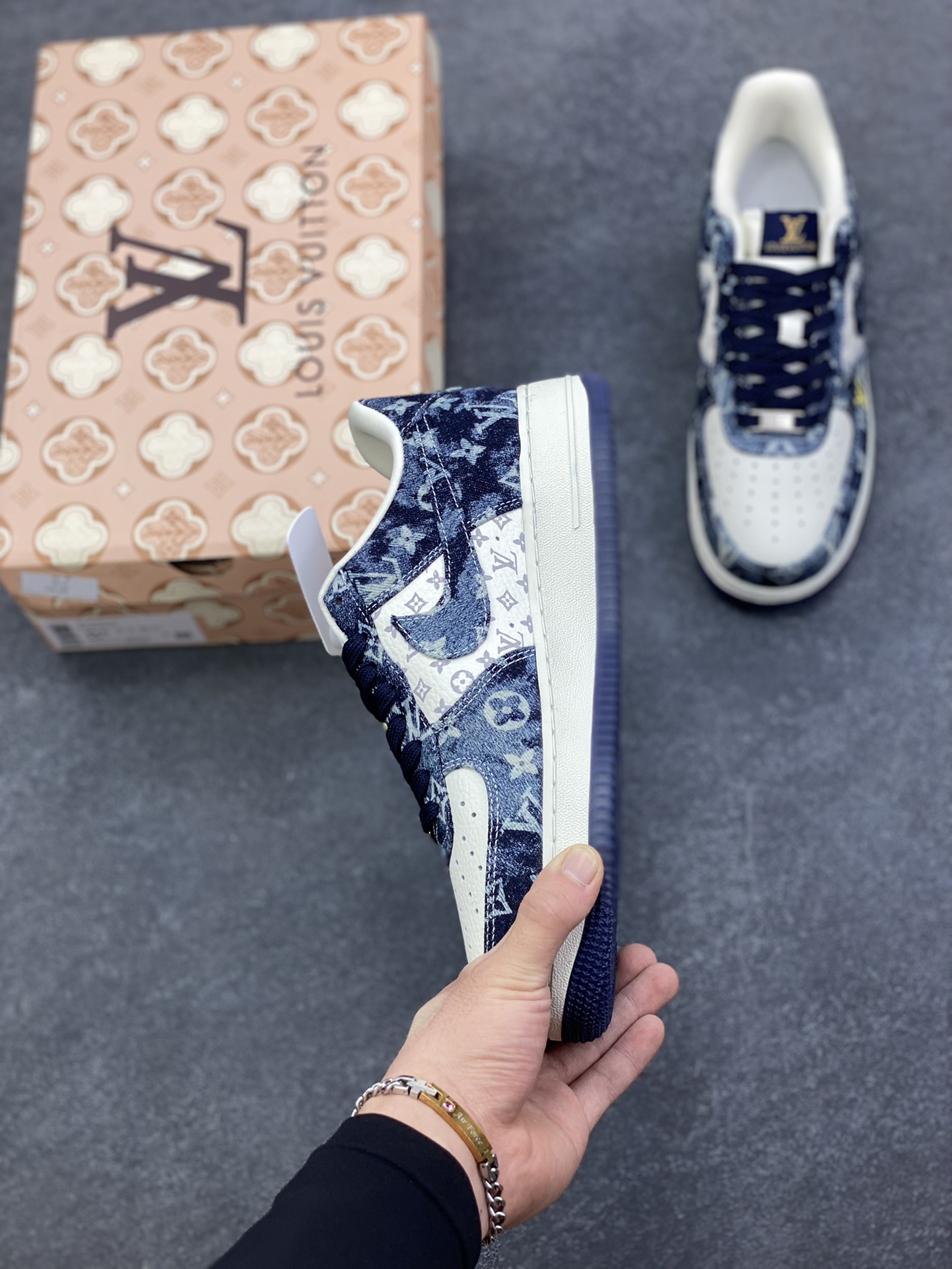 图片[3]-海外量发售！NIke Air Force 1 \’07 Low LV联名–白墨蓝空军一号低帮 运动鞋 休闲鞋 折边针车 防水牛仔布 工艺难度大 原楦头原纸板 高端定制鞋盒 原厂鞋底 超高清洁度 细节完美 货号：YF9511-820 尺码：36 36.5 37.5 38 38.5 39 40 40.5 41 42 42.5 43 44 44.5 45-选品中心